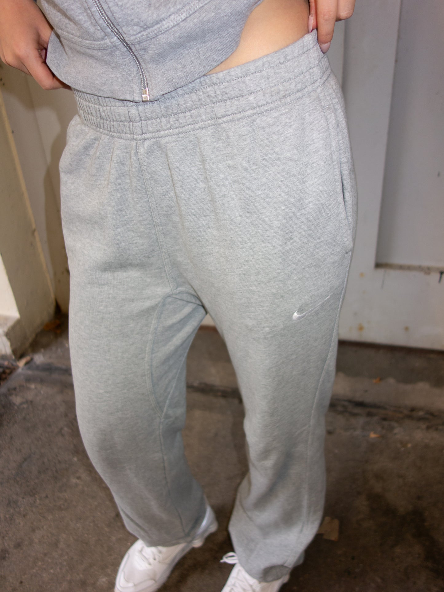 GREY NIKE JOGGER (L)