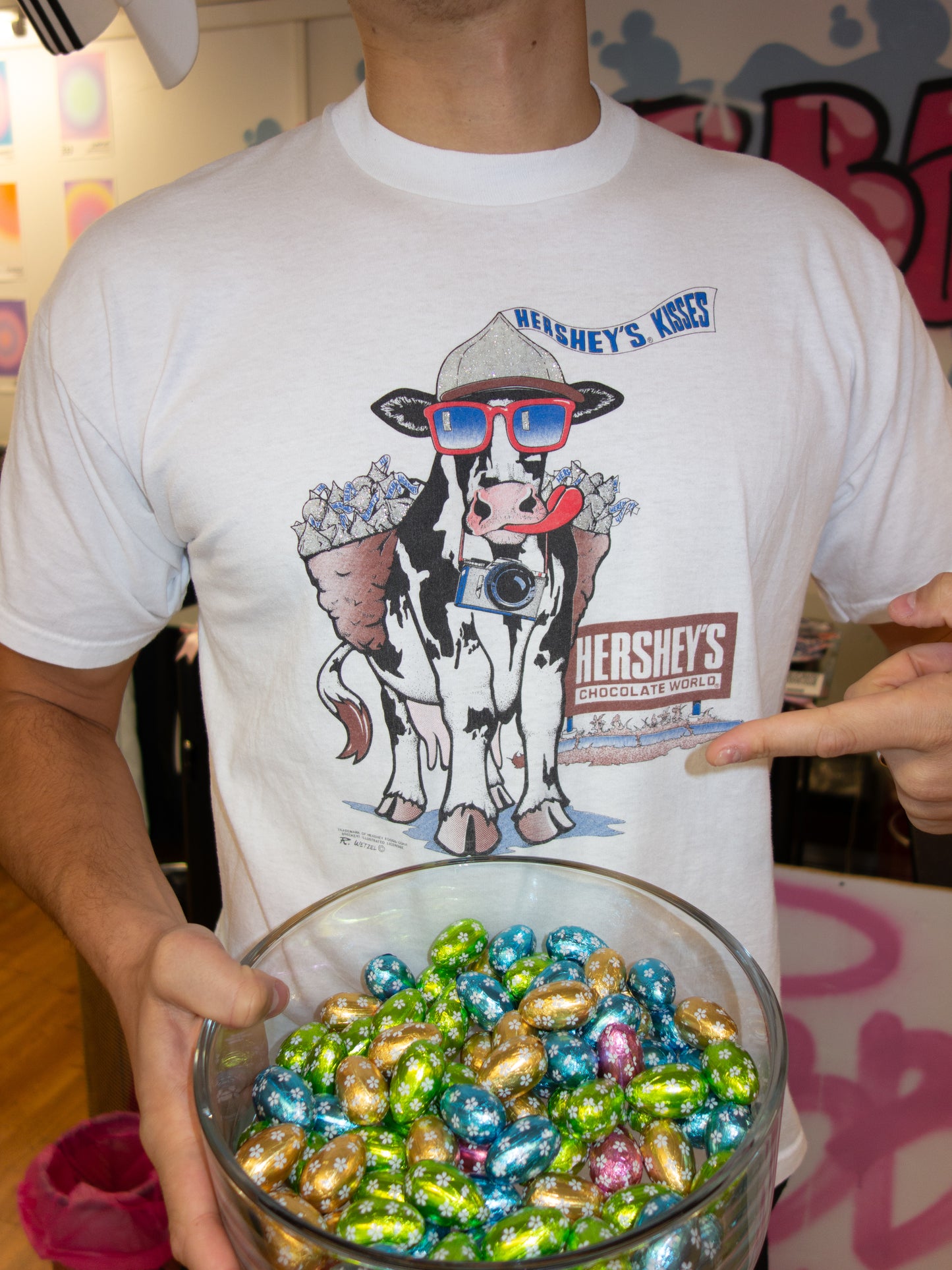 VINTAGE HERSHEYS KISSES CHOCOLATE GLITTER SHIRT 1990s (XL)