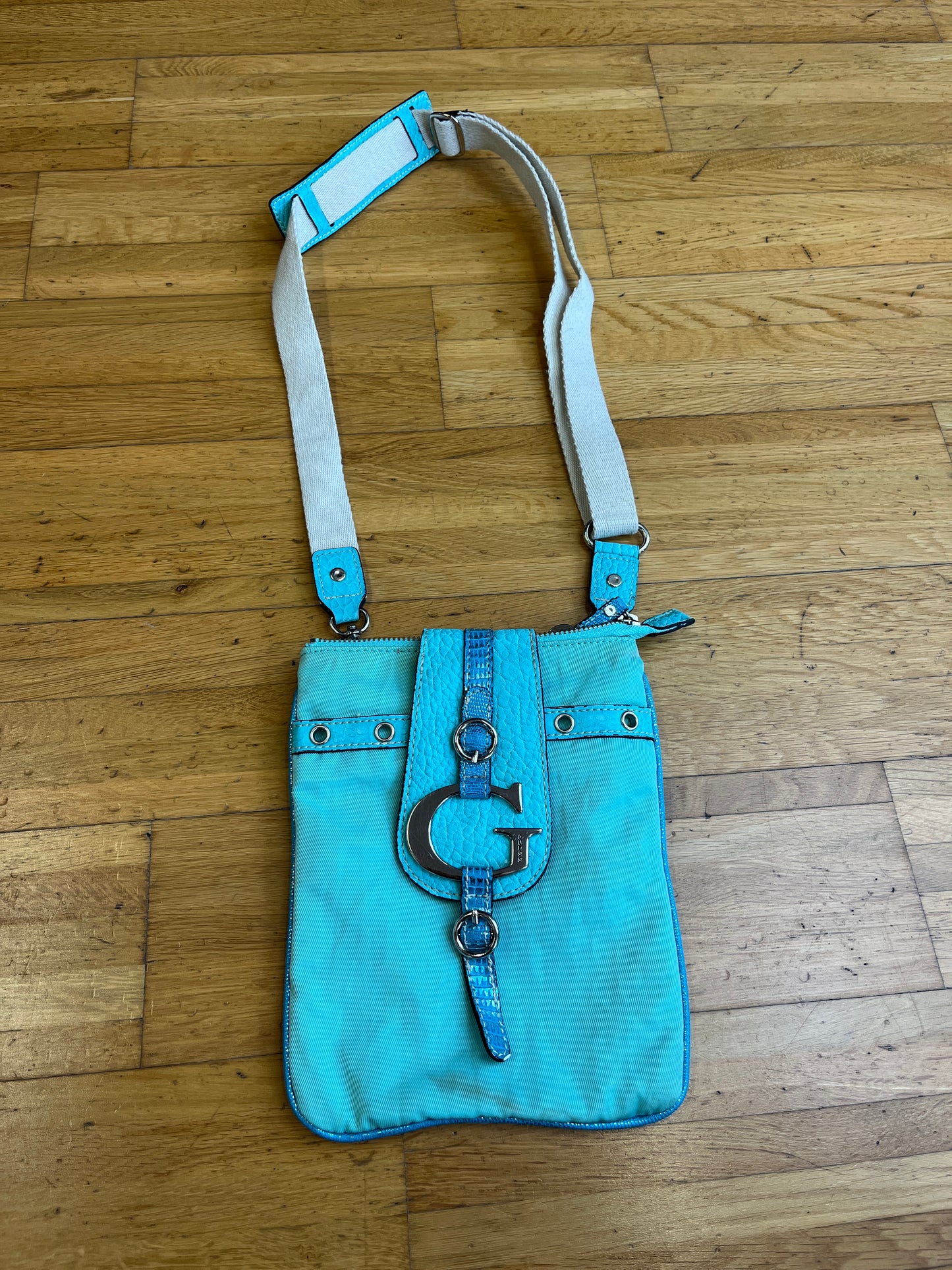 GUESS SLING BAG