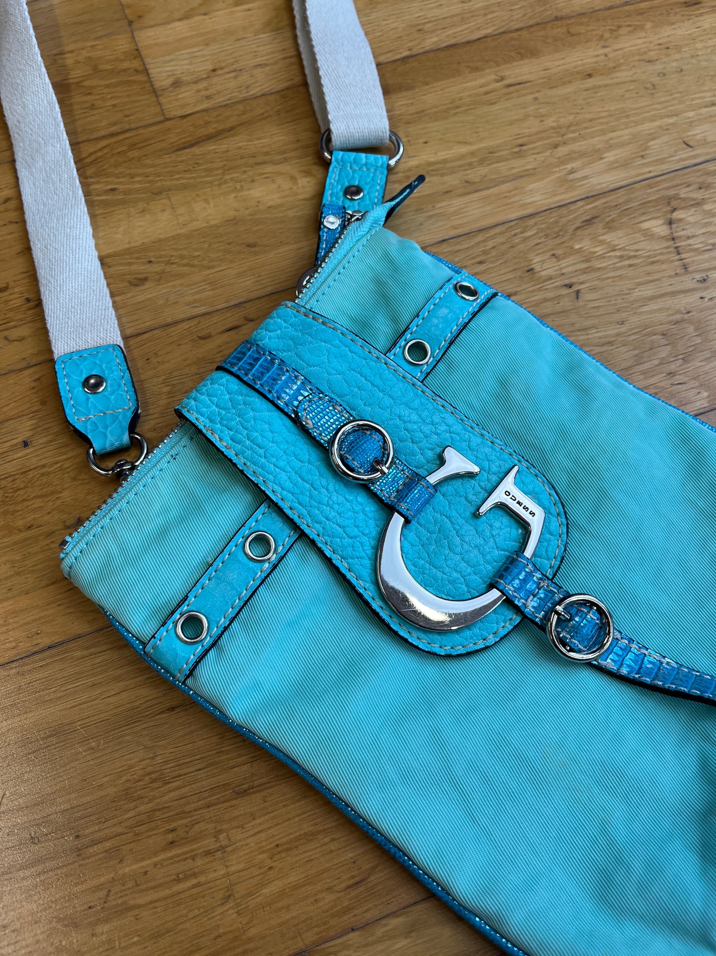 GUESS SLING BAG