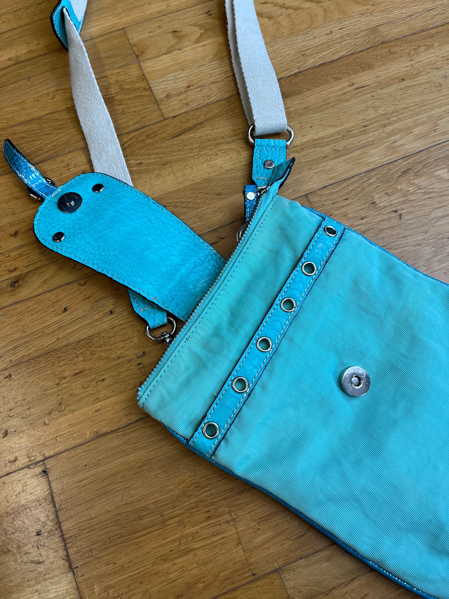GUESS SLING BAG