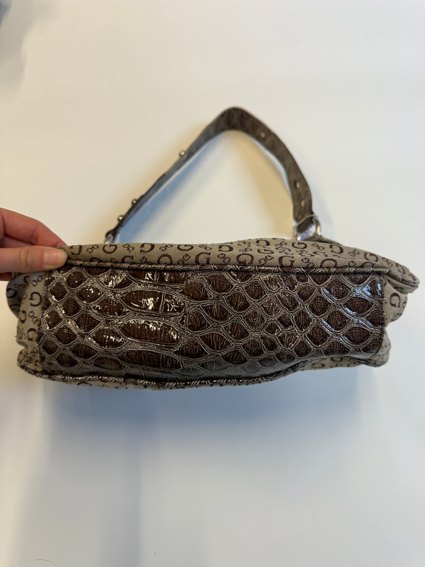 GUESS PURSE BIG G-LOGO