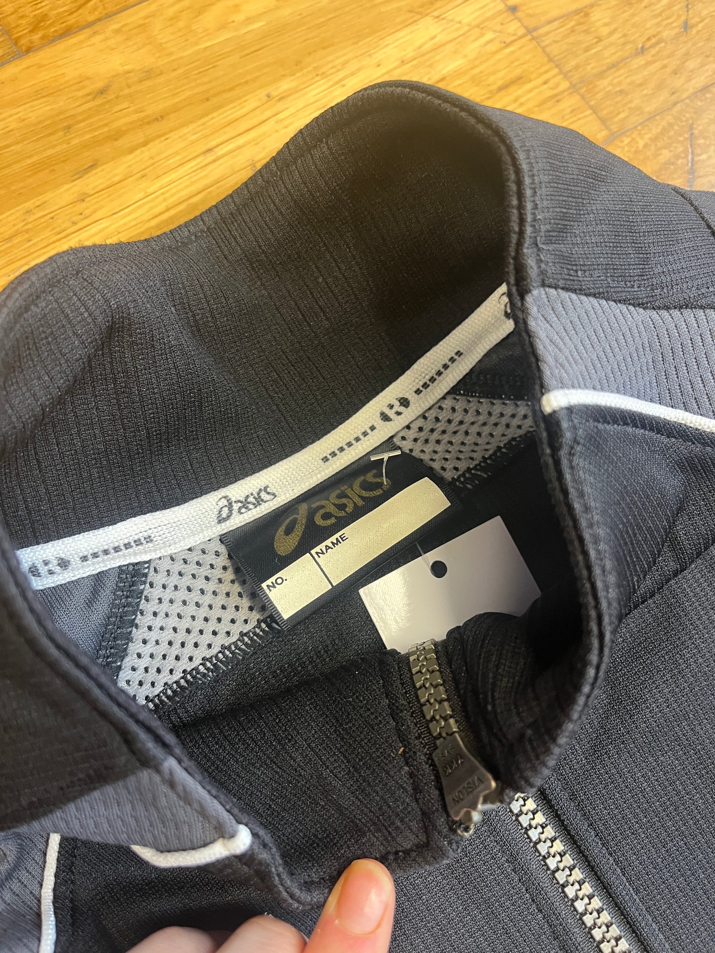 ASICS ZIPPER (S-M)