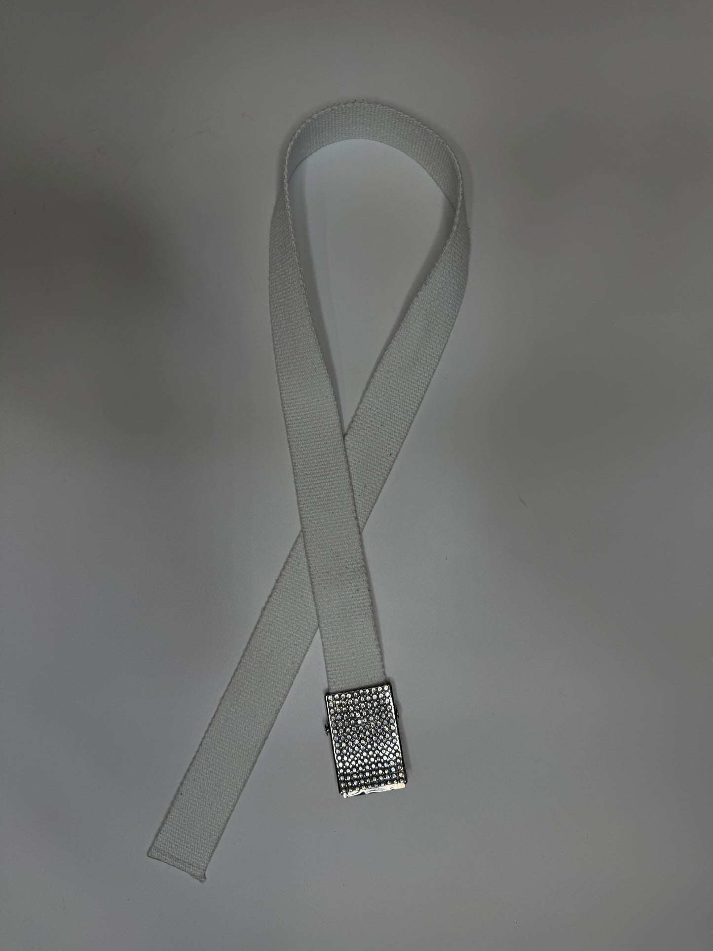 WHITE VINTAGE BELT WITH A GLITTER BUCKLE