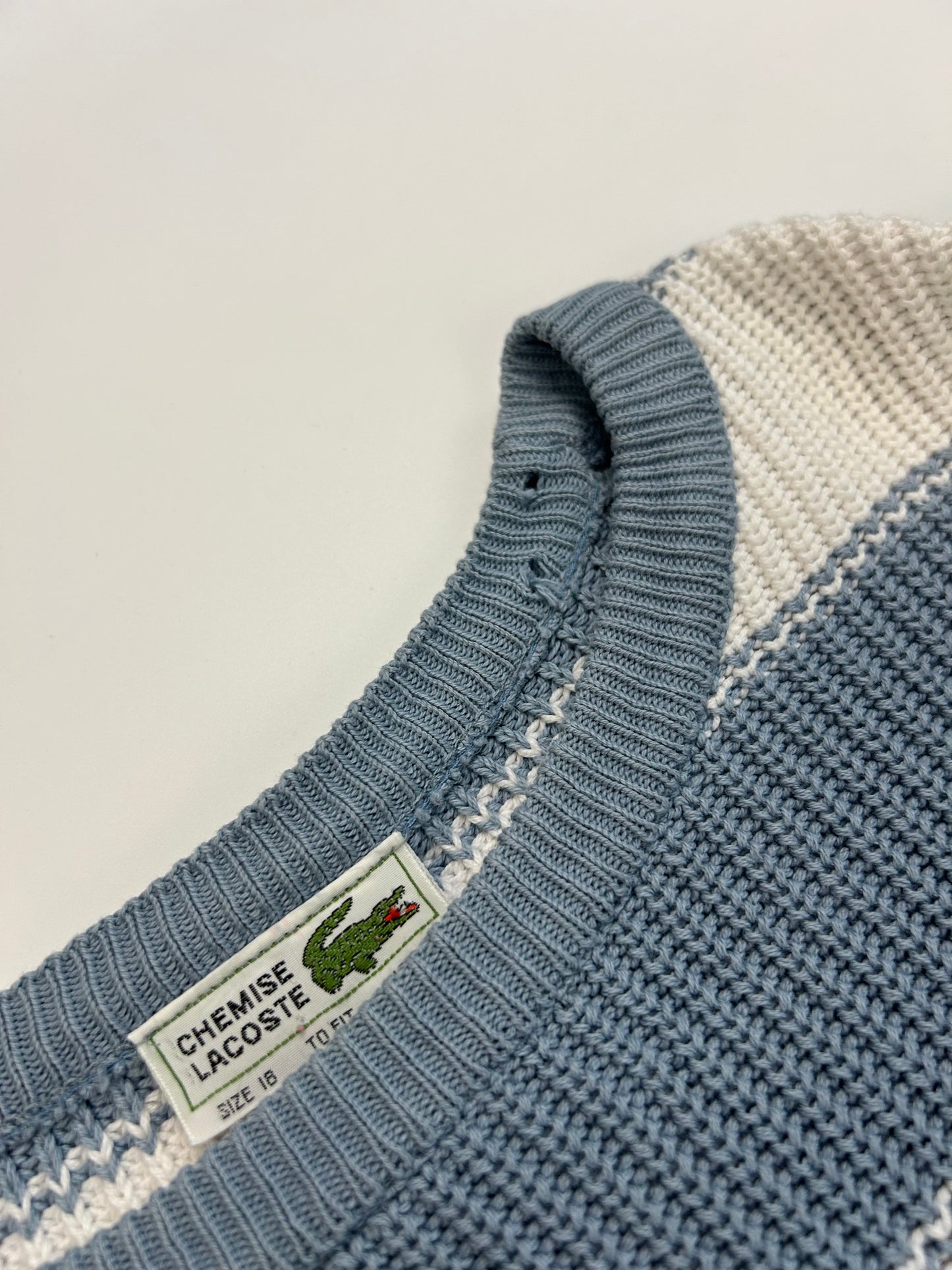 LACOSTE SWEATER (M-L)