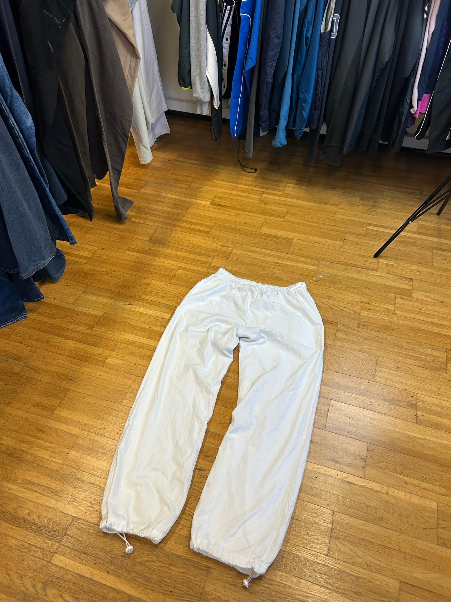 WHITE REEBOK TRACK PANTS (M)