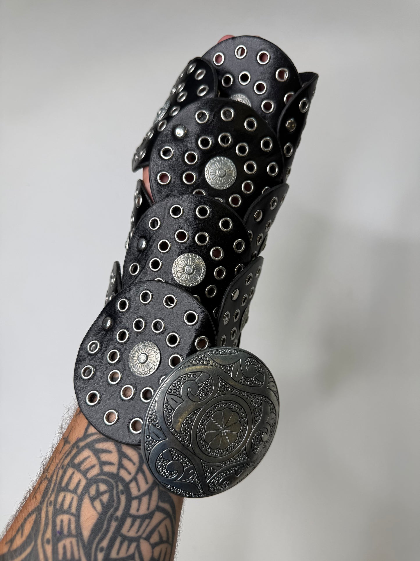 EYELET DISC LEATHER BELT – ENGRAVED BUCKLE BLACK (M)