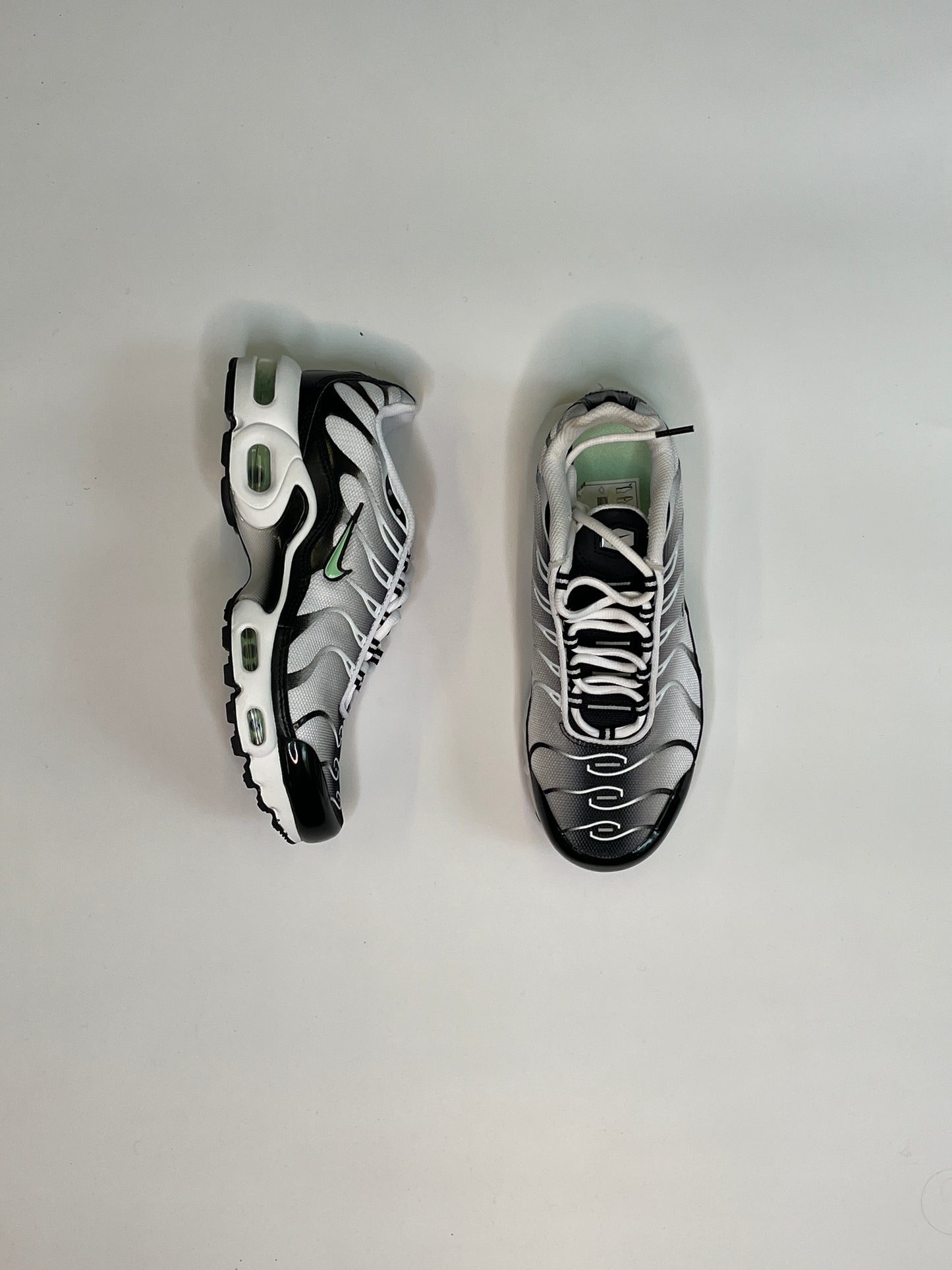 NIKE TN (38.5)