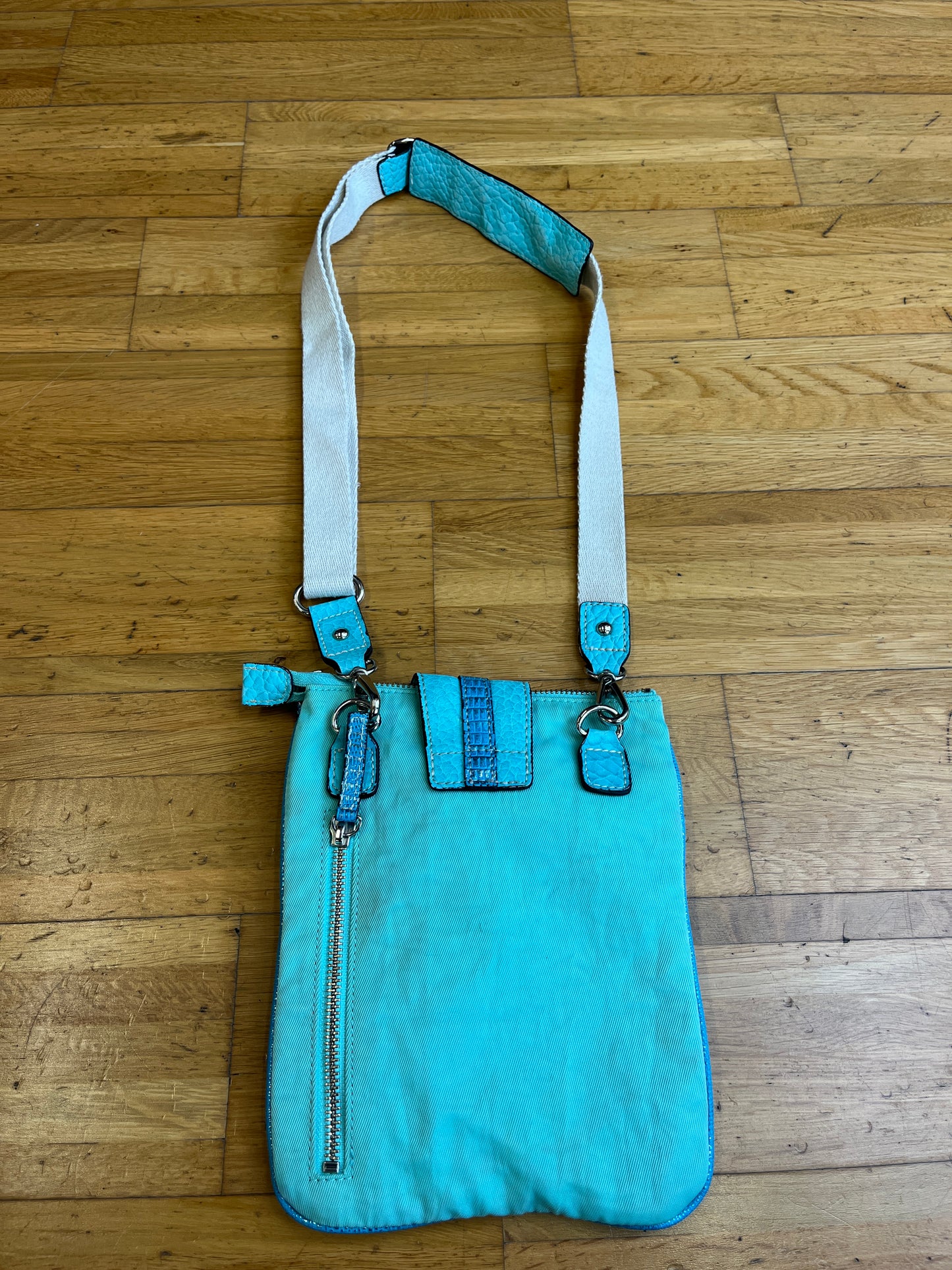 GUESS SLING BAG