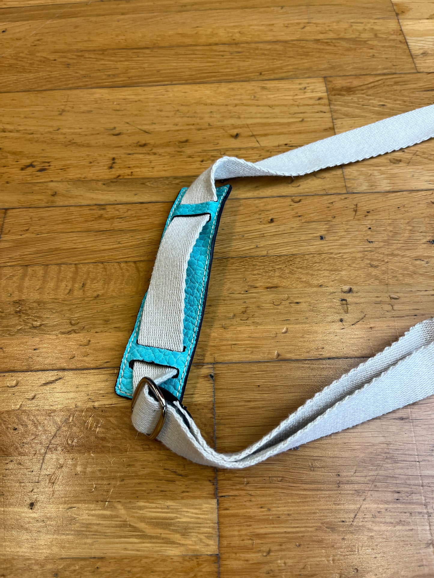 GUESS SLING BAG