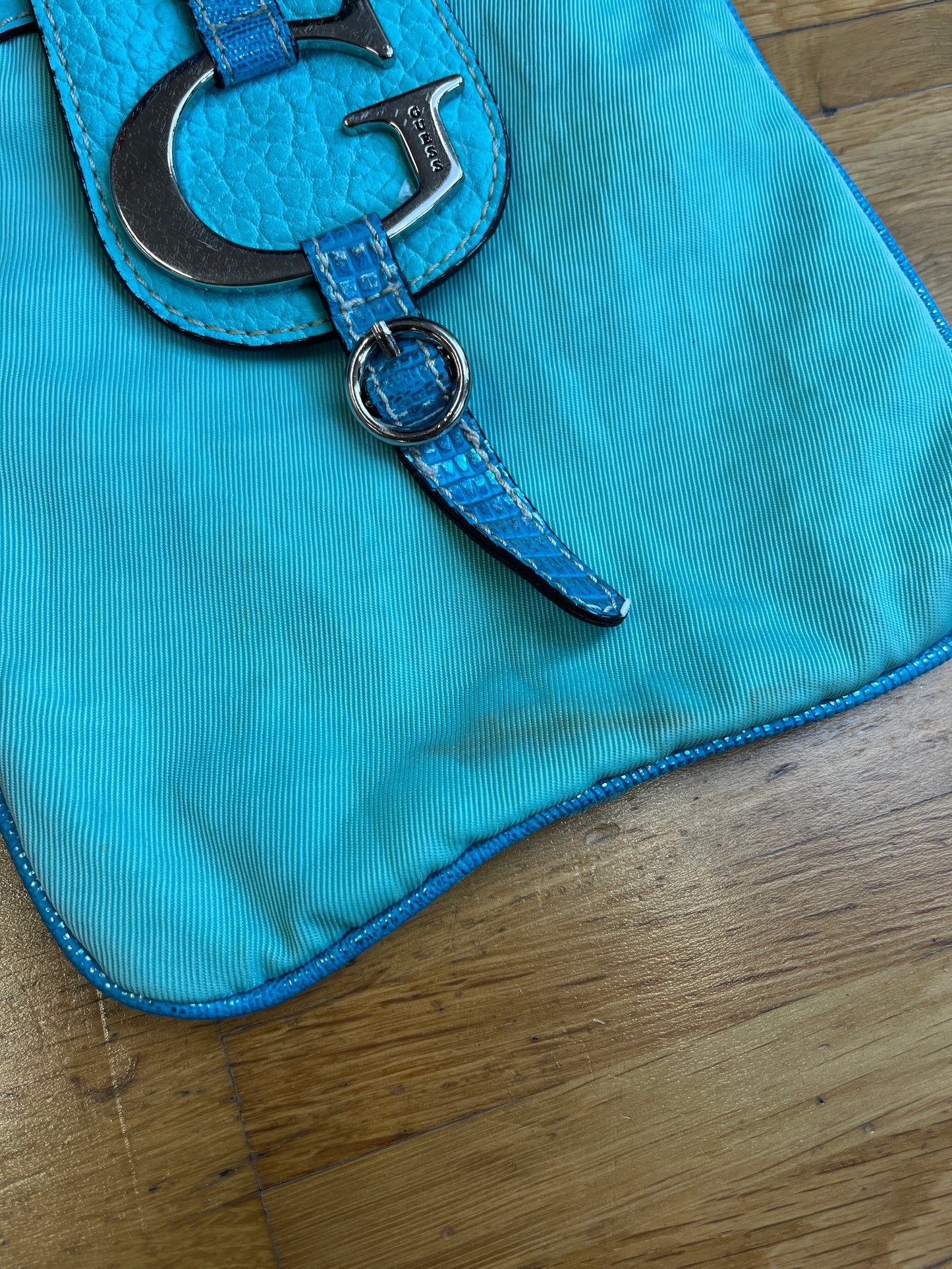 GUESS SLING BAG