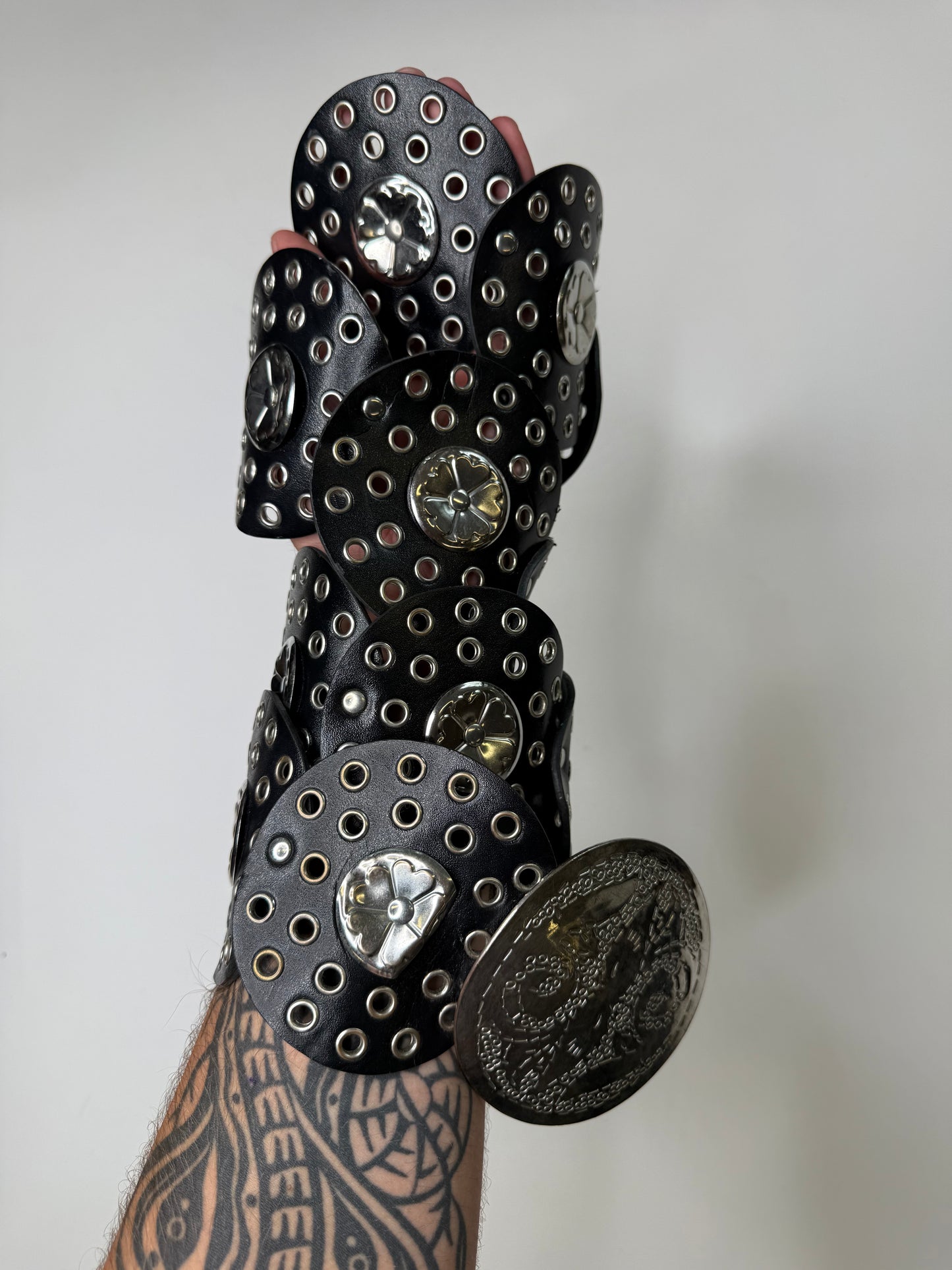 EYELET DISC HOBO BELT – CONCHO DETAIL BLACK (M)