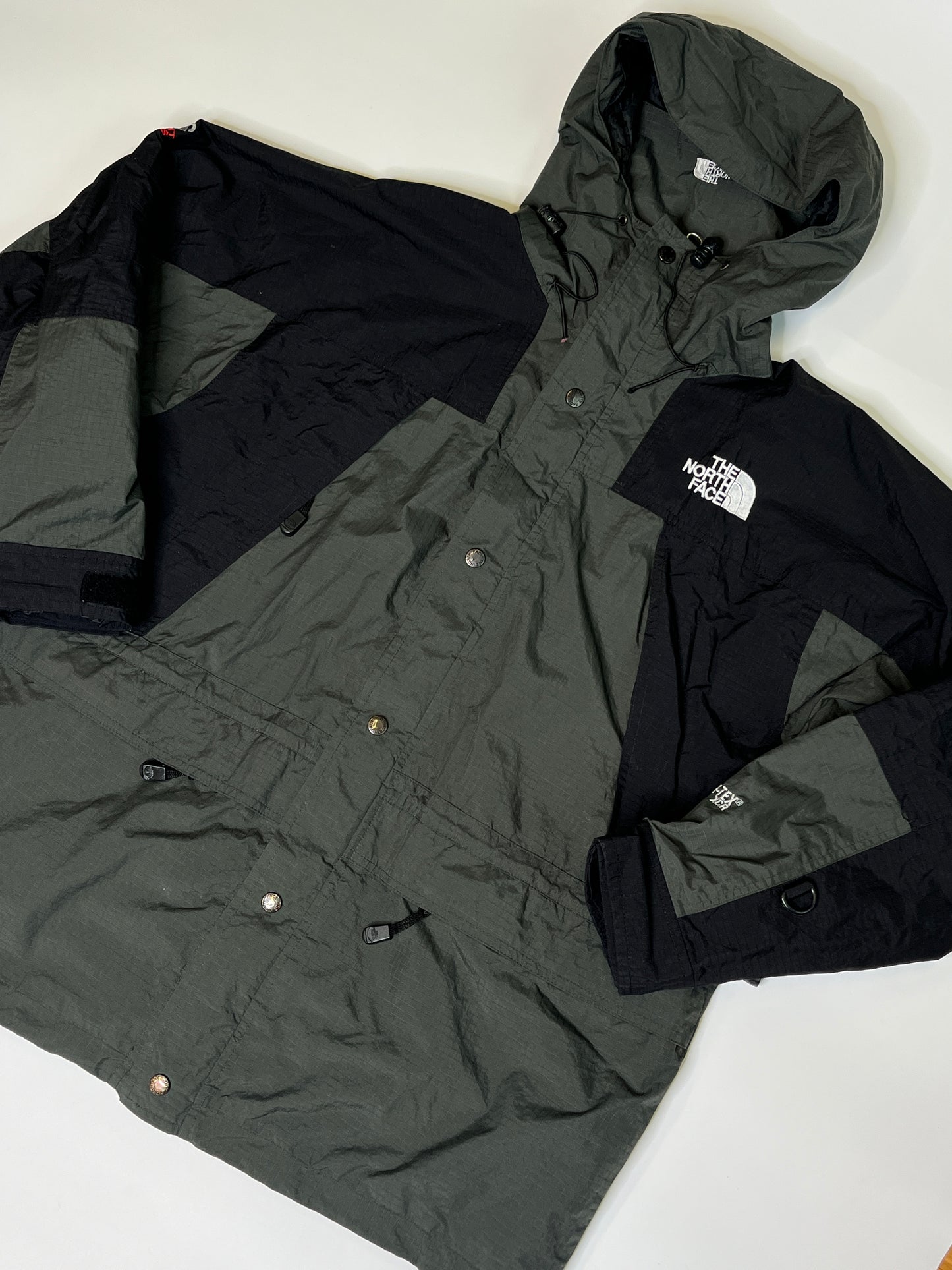 THE NORTH FACE RAIN JACKET (XL)
