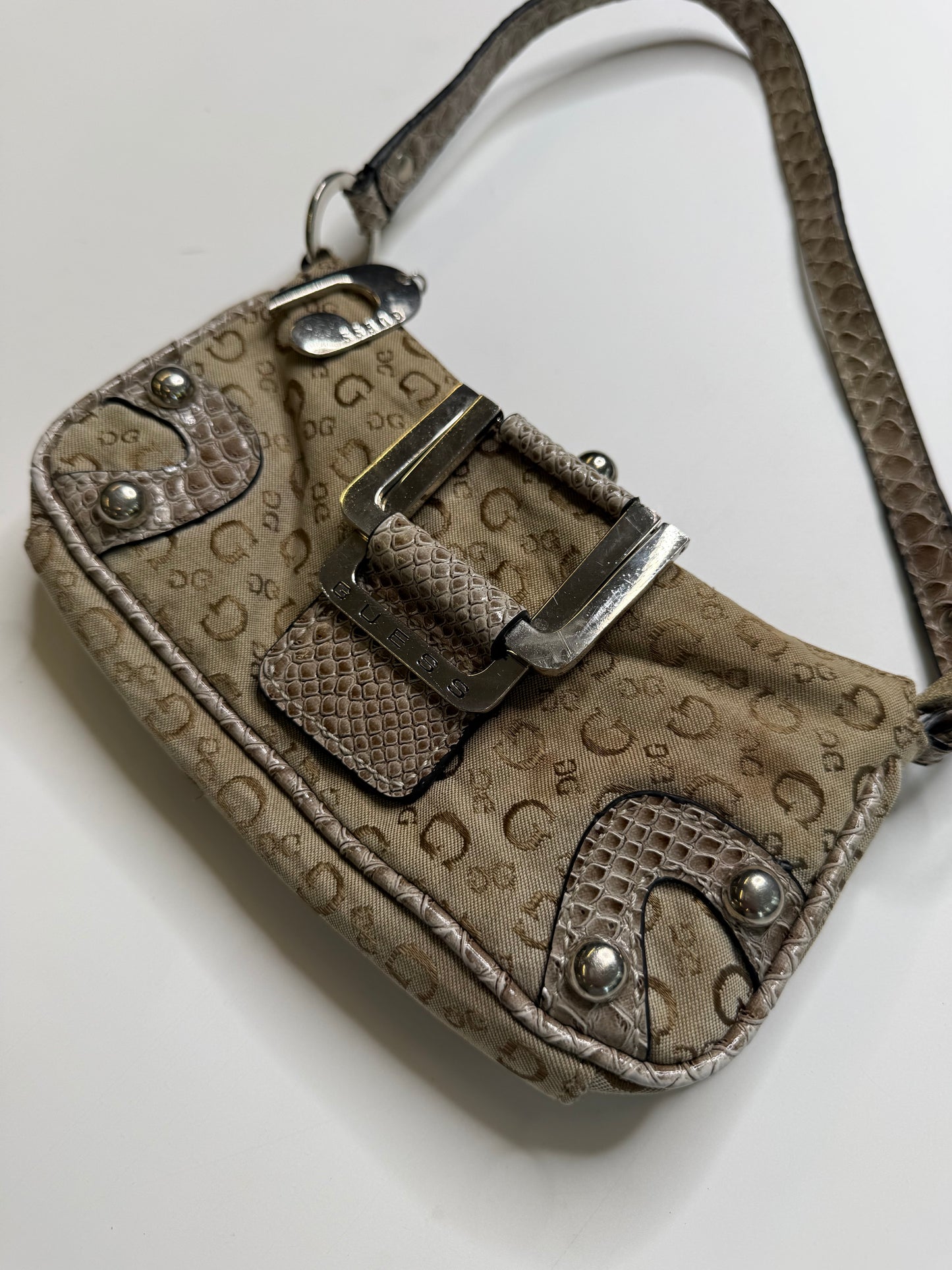 GUESS VINTAGE MONOGRAM CROC-TRIM BAGUETTE BAG