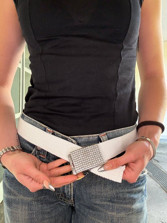 WHITE VINTAGE BELT WITH A GLITTER BUCKLE