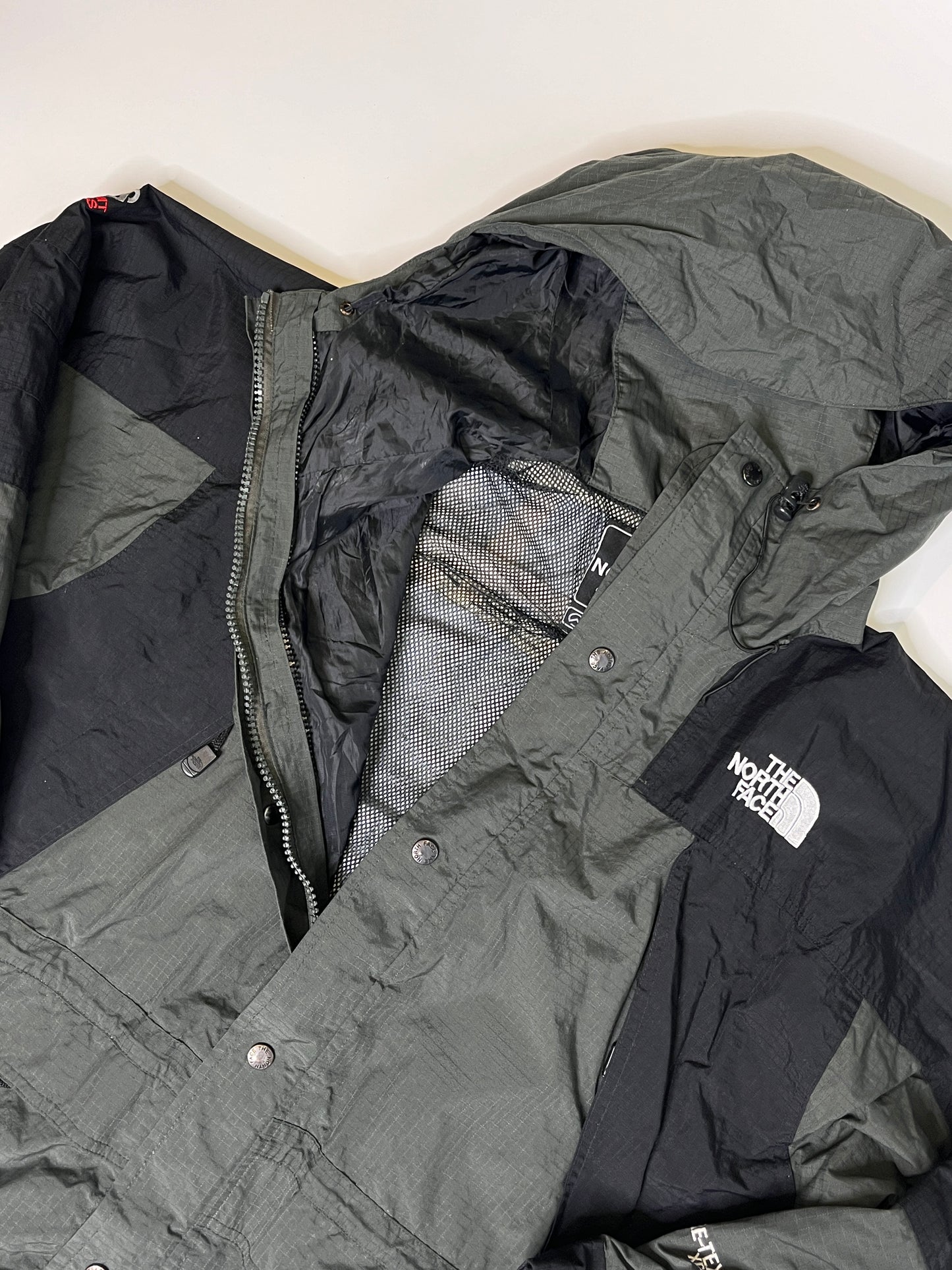 THE NORTH FACE RAIN JACKET (XL)