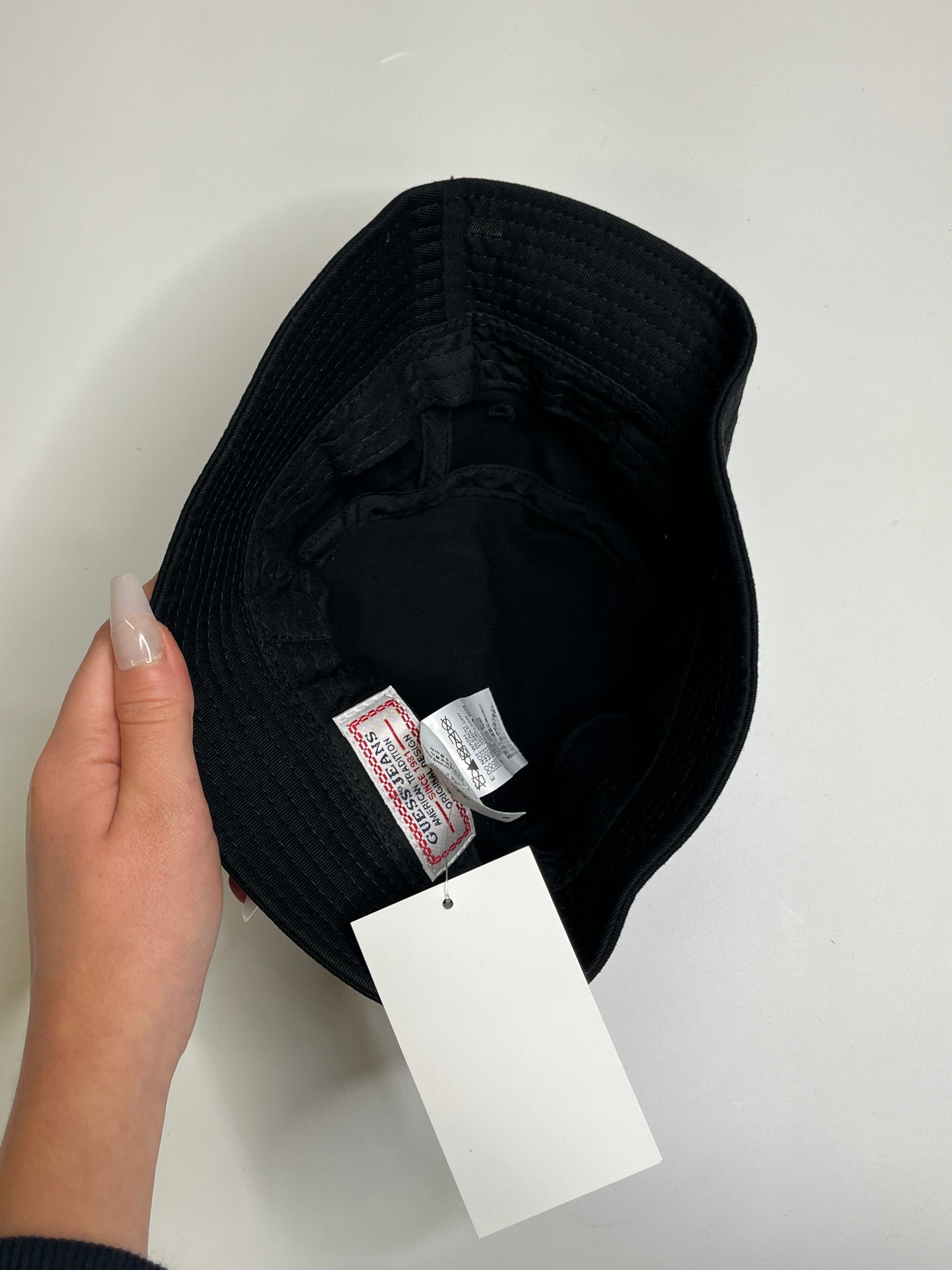 GUESS BUCKET HAT