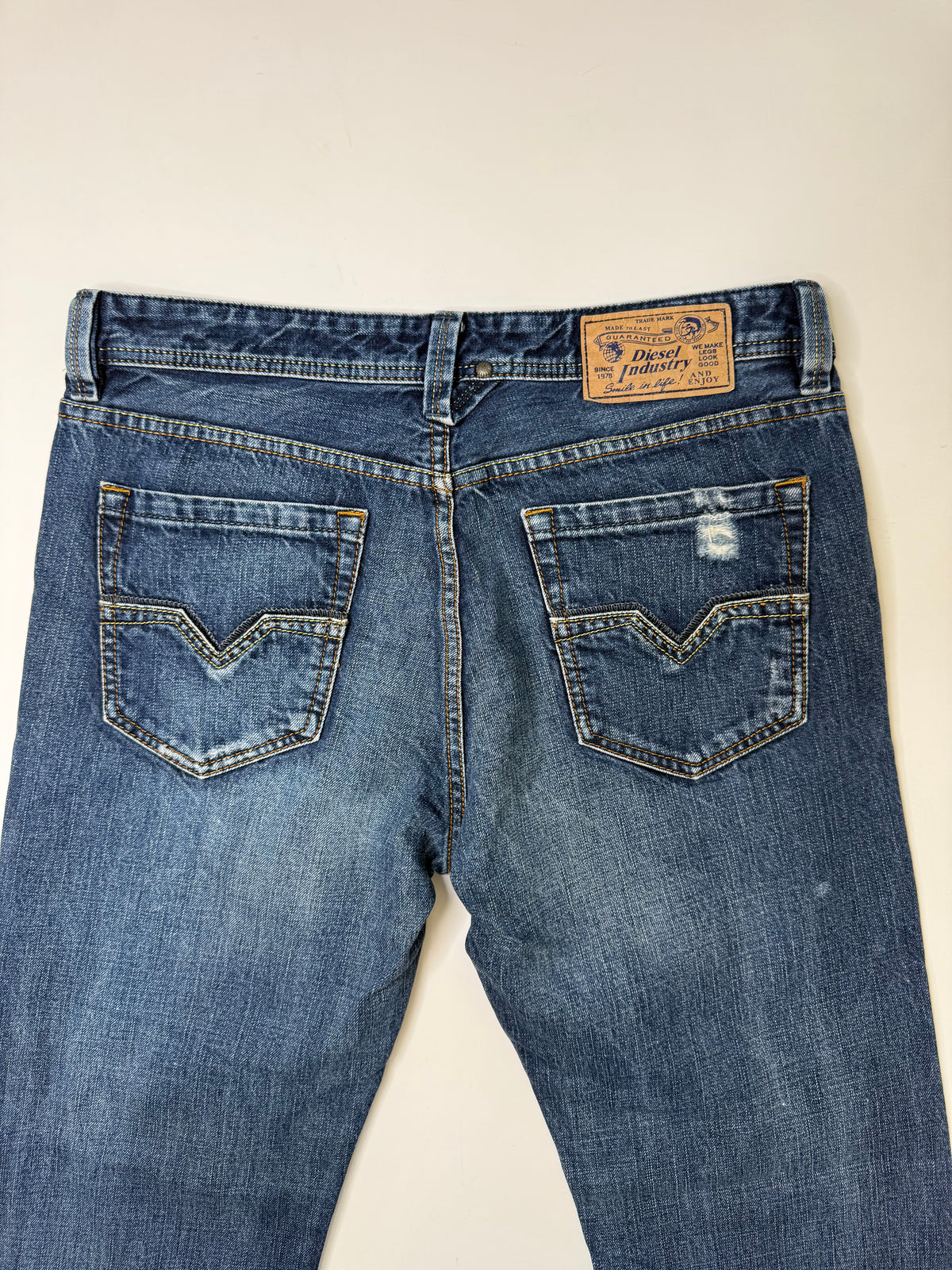 DIESEL DISTRESSED DENIM JEANS (W32)