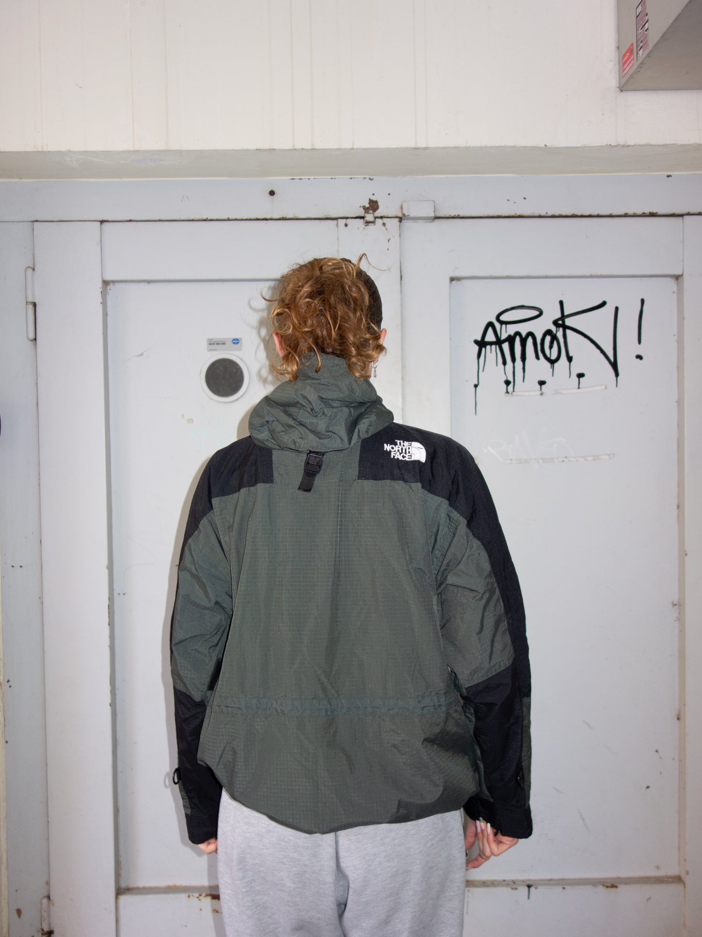 THE NORTH FACE RAIN JACKET (XL)