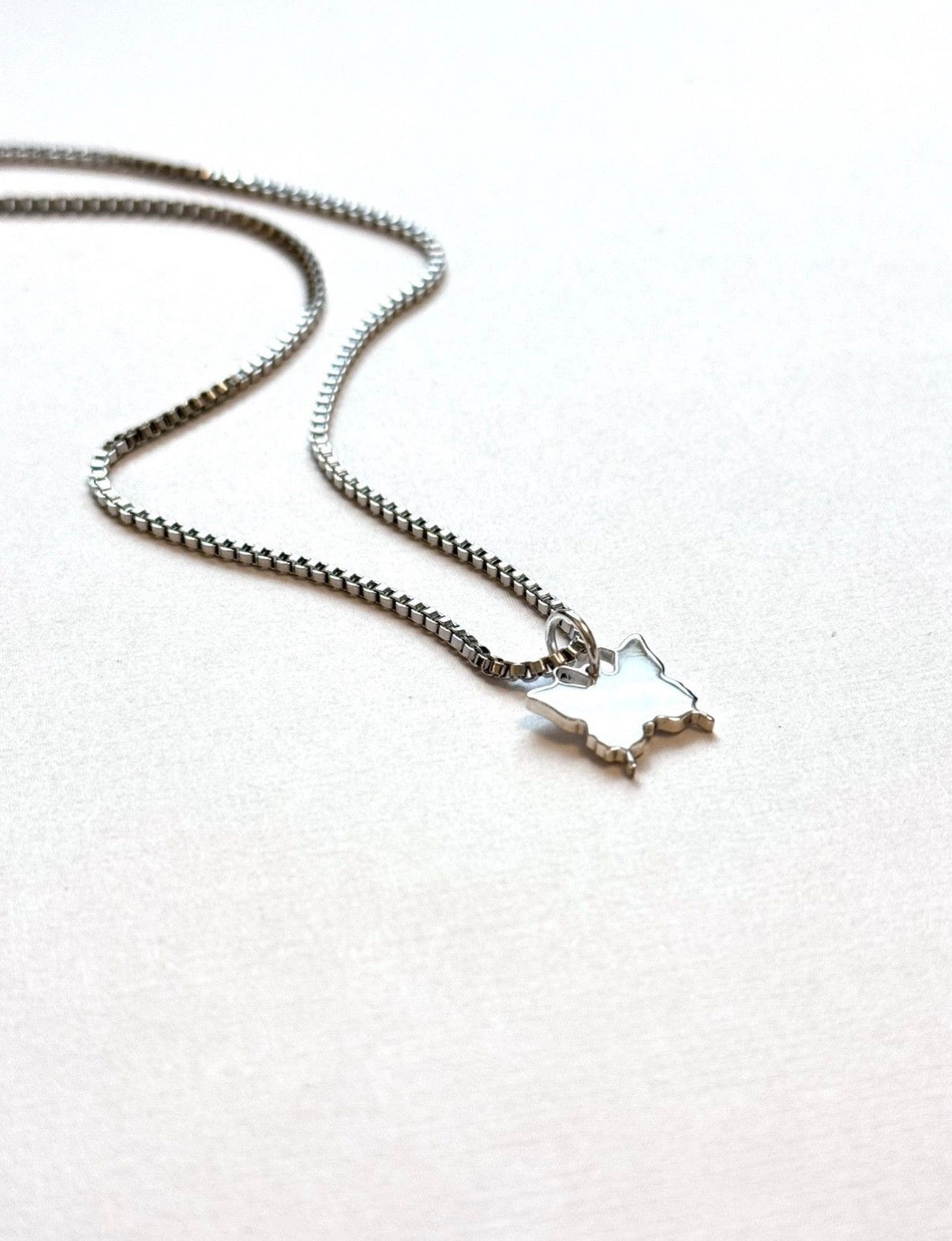 GUCCI SILVER ITALY MAP CHARM VINTAGE NECKLACE