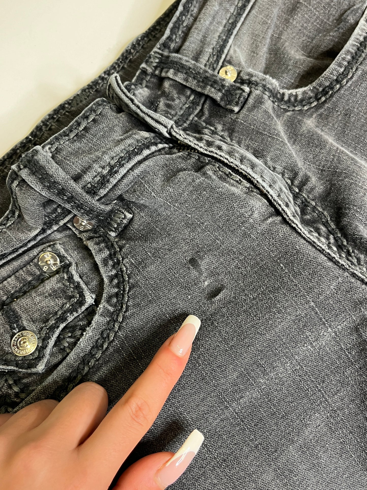 TRUE RELIGION STRAIGHT LEG JEANS (29)