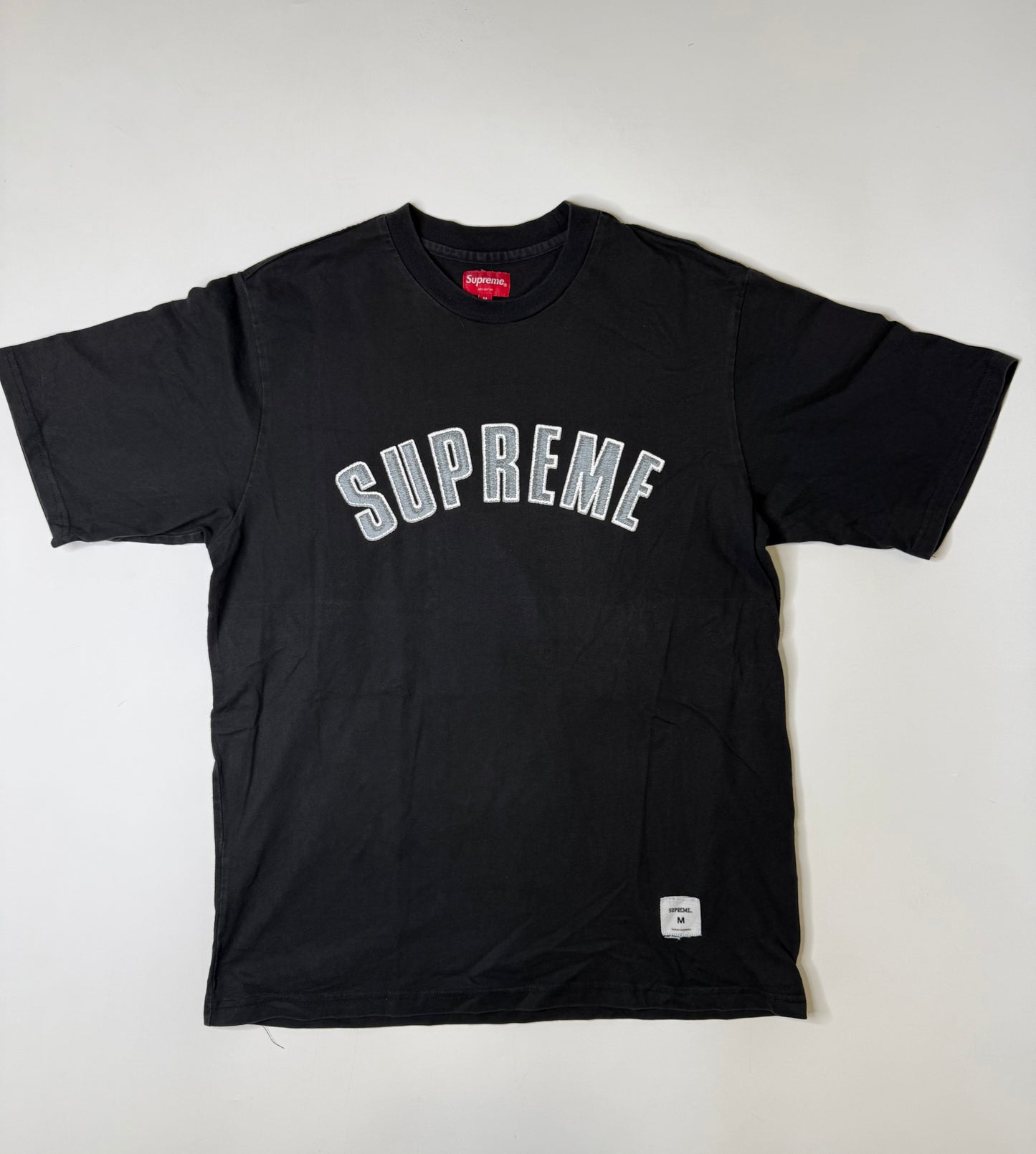 SUPREME ARCHED LOGO TEE BLACK (M)