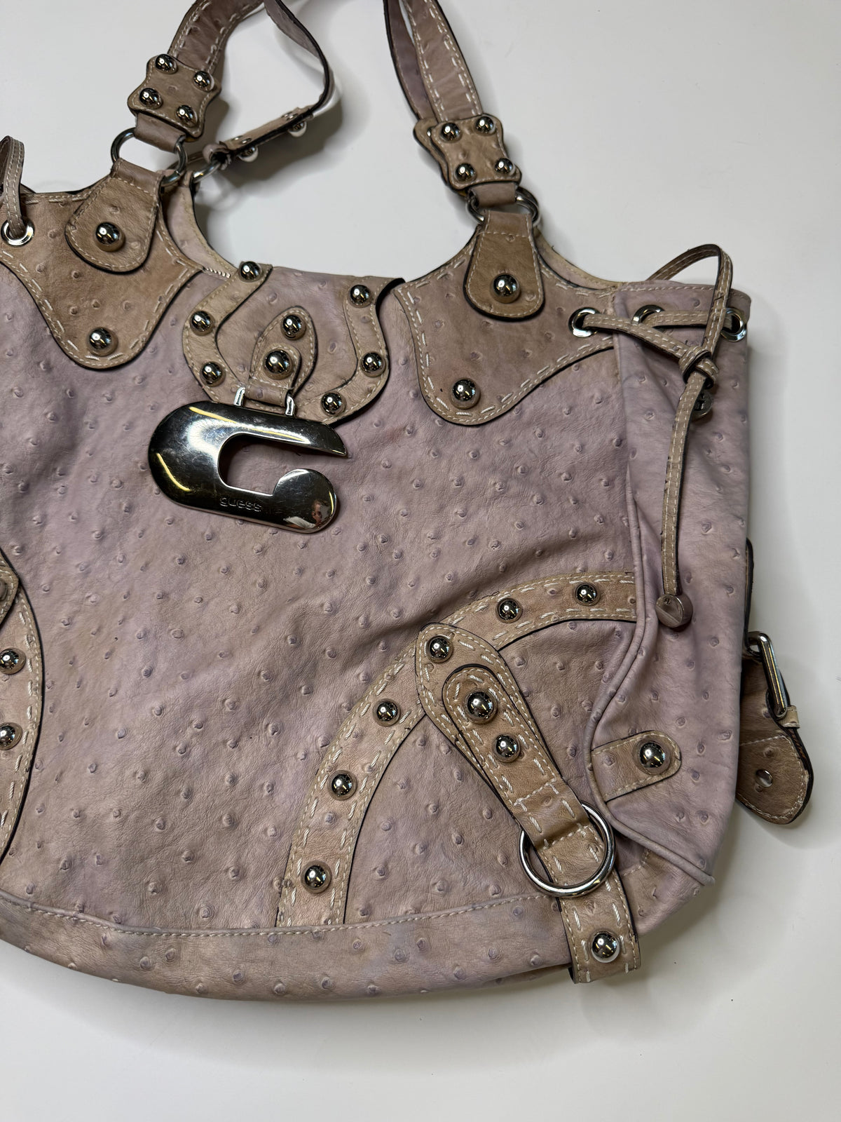 GUESS OSTRICH-EMBOSSED BAG (TAUPE)