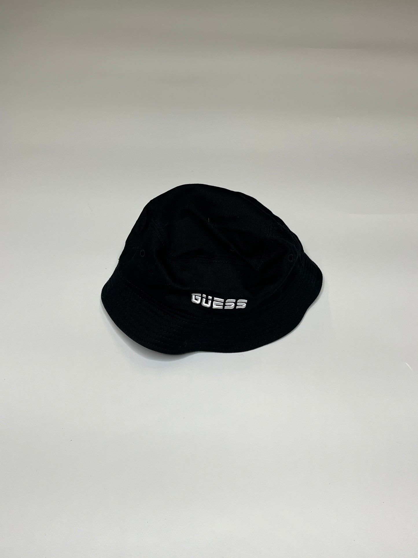 GUESS BUCKET HAT