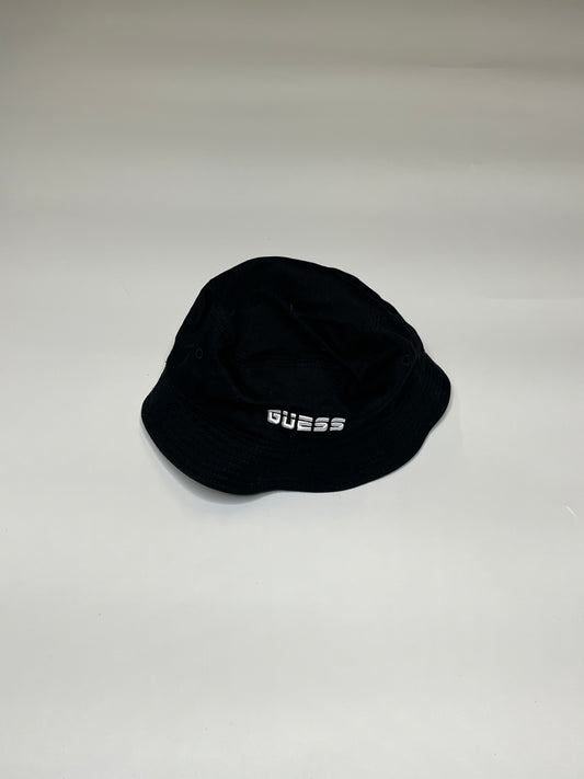 GUESS BUCKET HAT