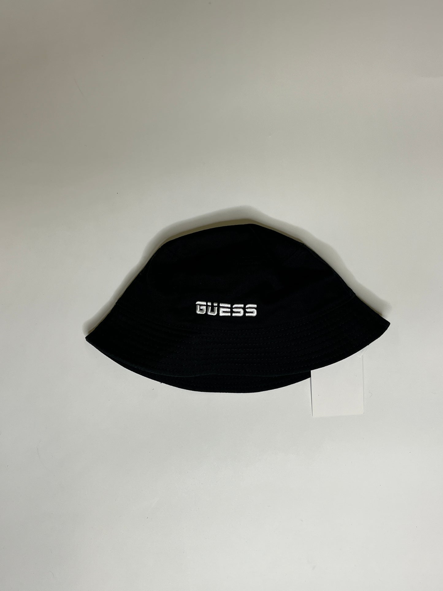 GUESS BUCKET HAT