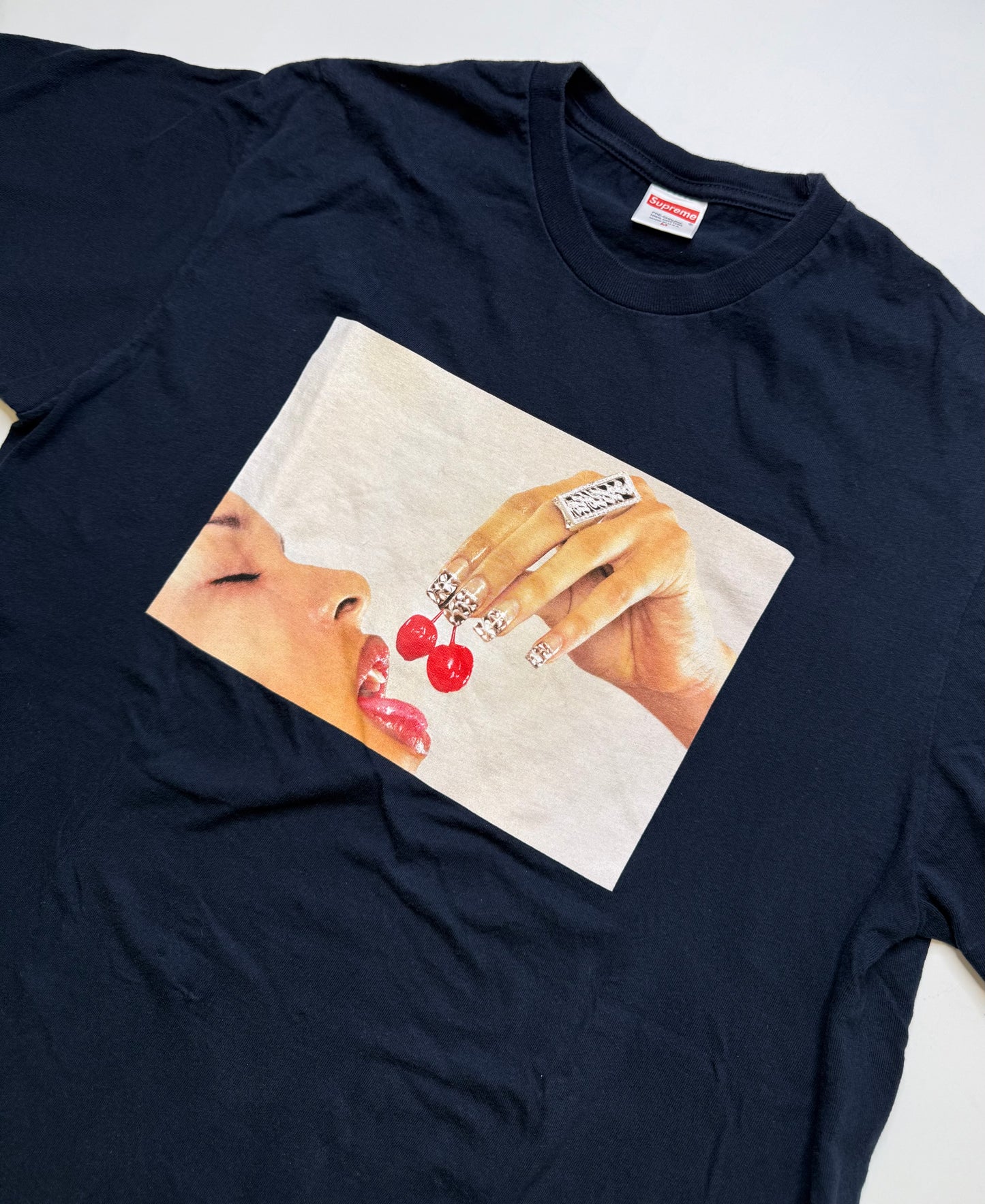 SUPREME CHERRY KISS TEE – BLACK (L)