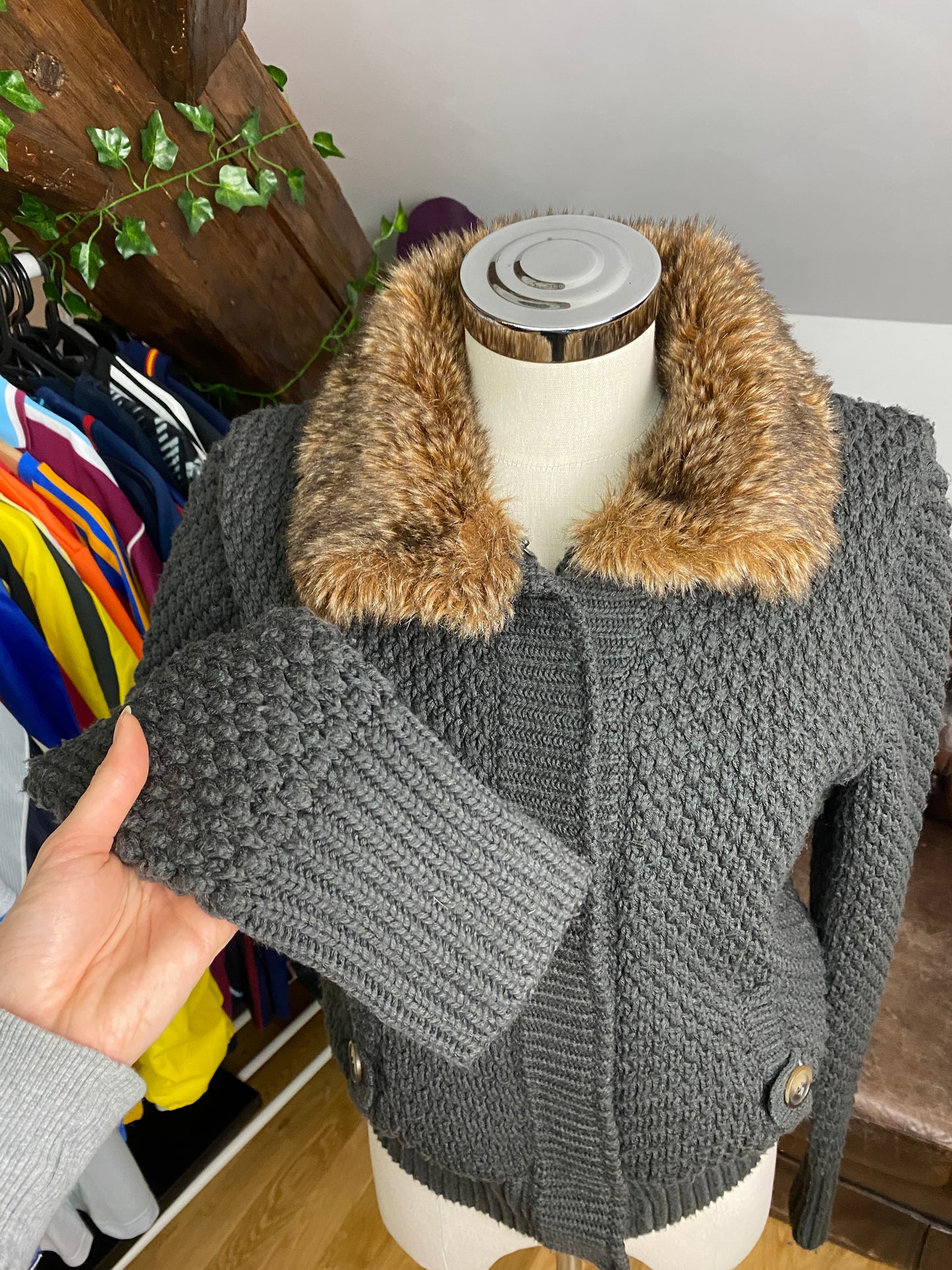 COMFY FAUX FUR NECK KNIT (M)