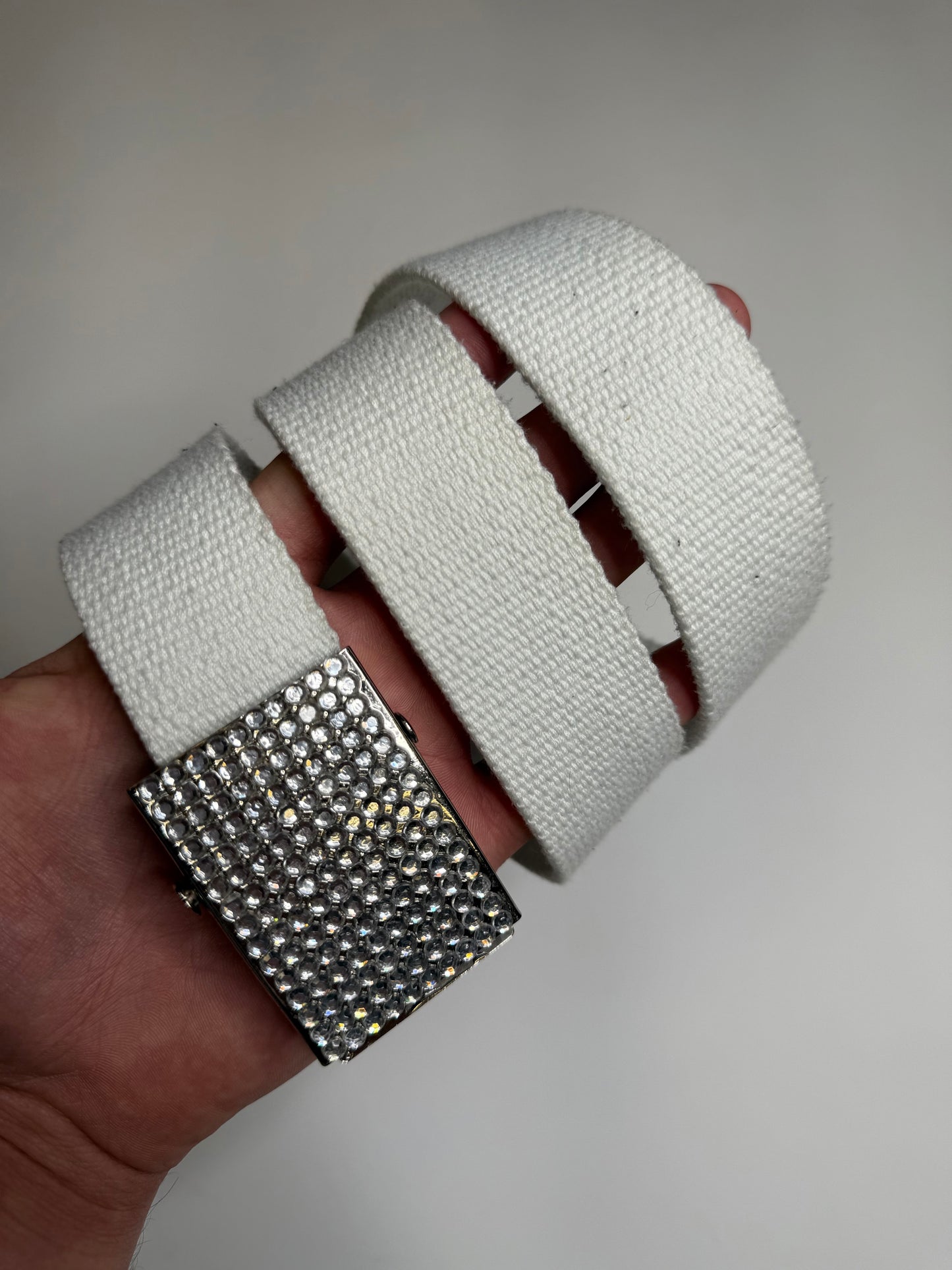 WHITE VINTAGE BELT WITH A GLITTER BUCKLE