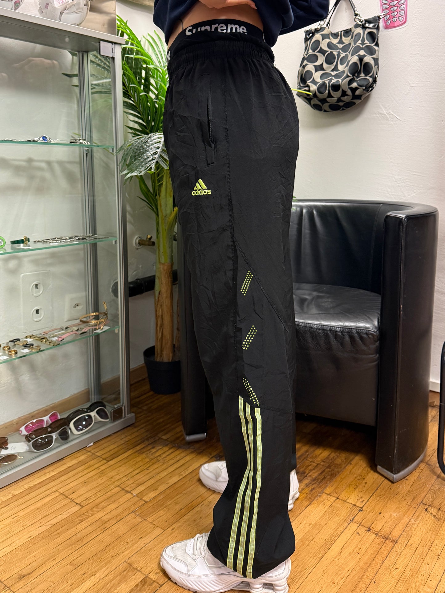 ADIDAS PANTS  (S-M)