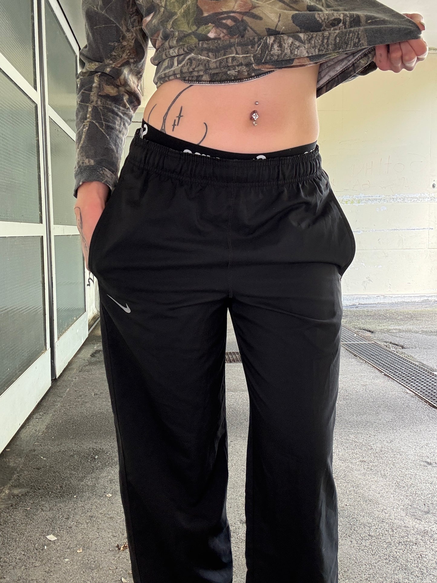 NIKE TRACK PANTS BLACK (M)