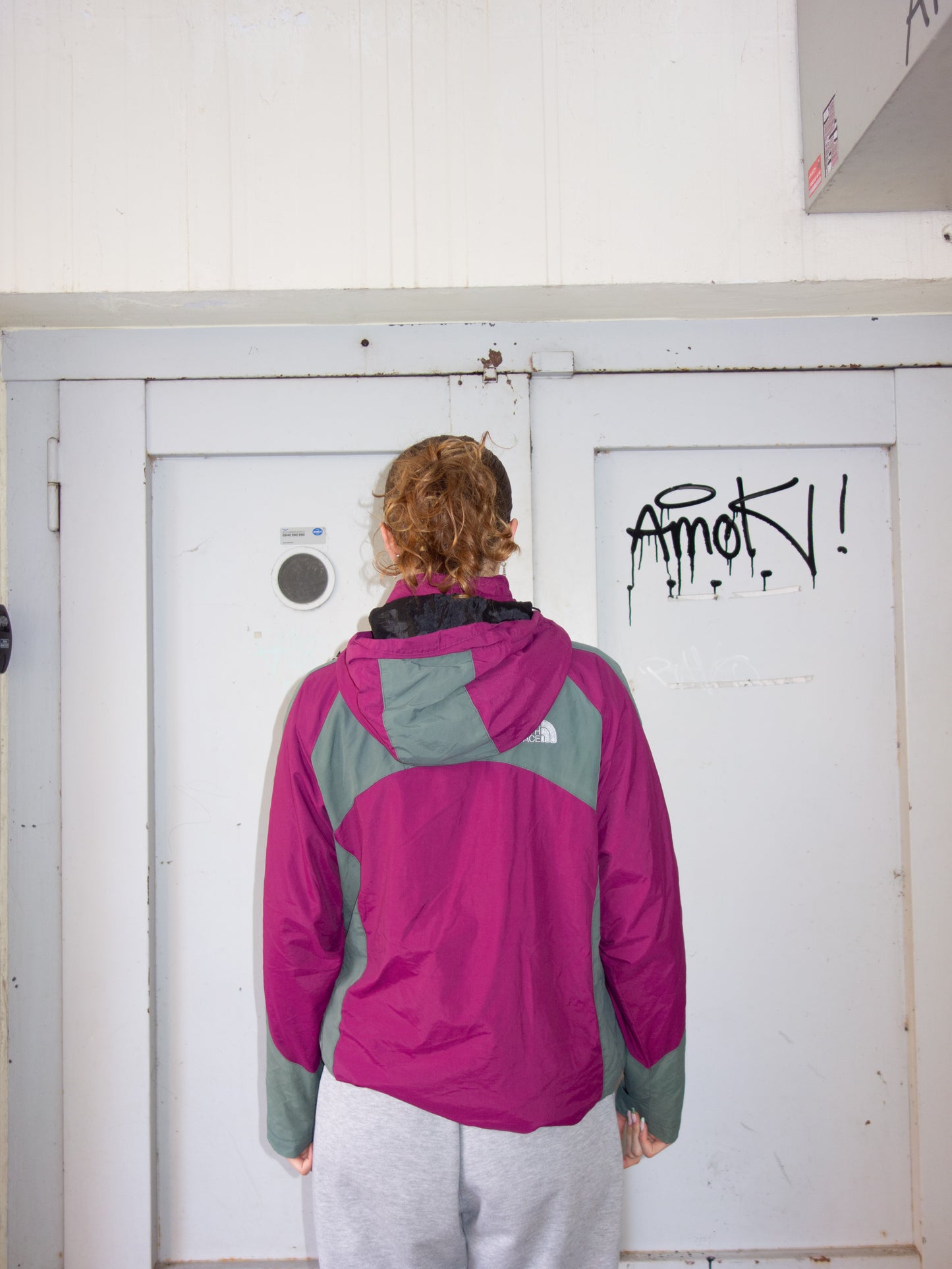 THE NORTH FACE RAIN JACKET (XL)