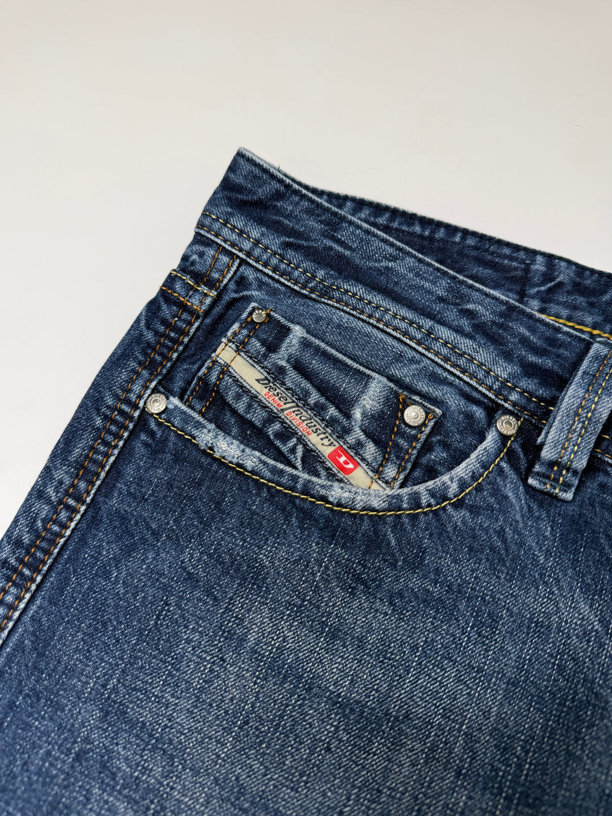 DIESEL DISTRESSED DENIM JEANS (W32)