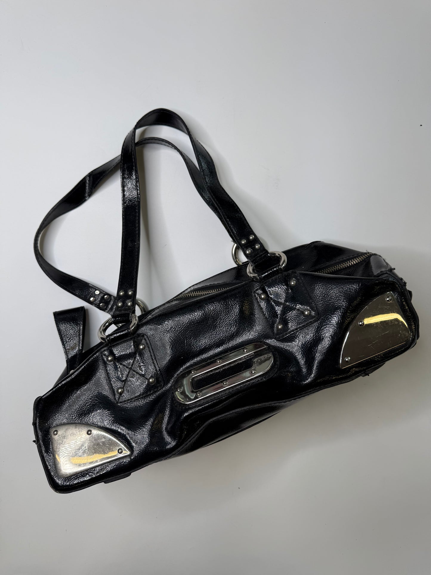 GUESS GEOMETRIC HARDWARE BOWLER BAG (BLACK)