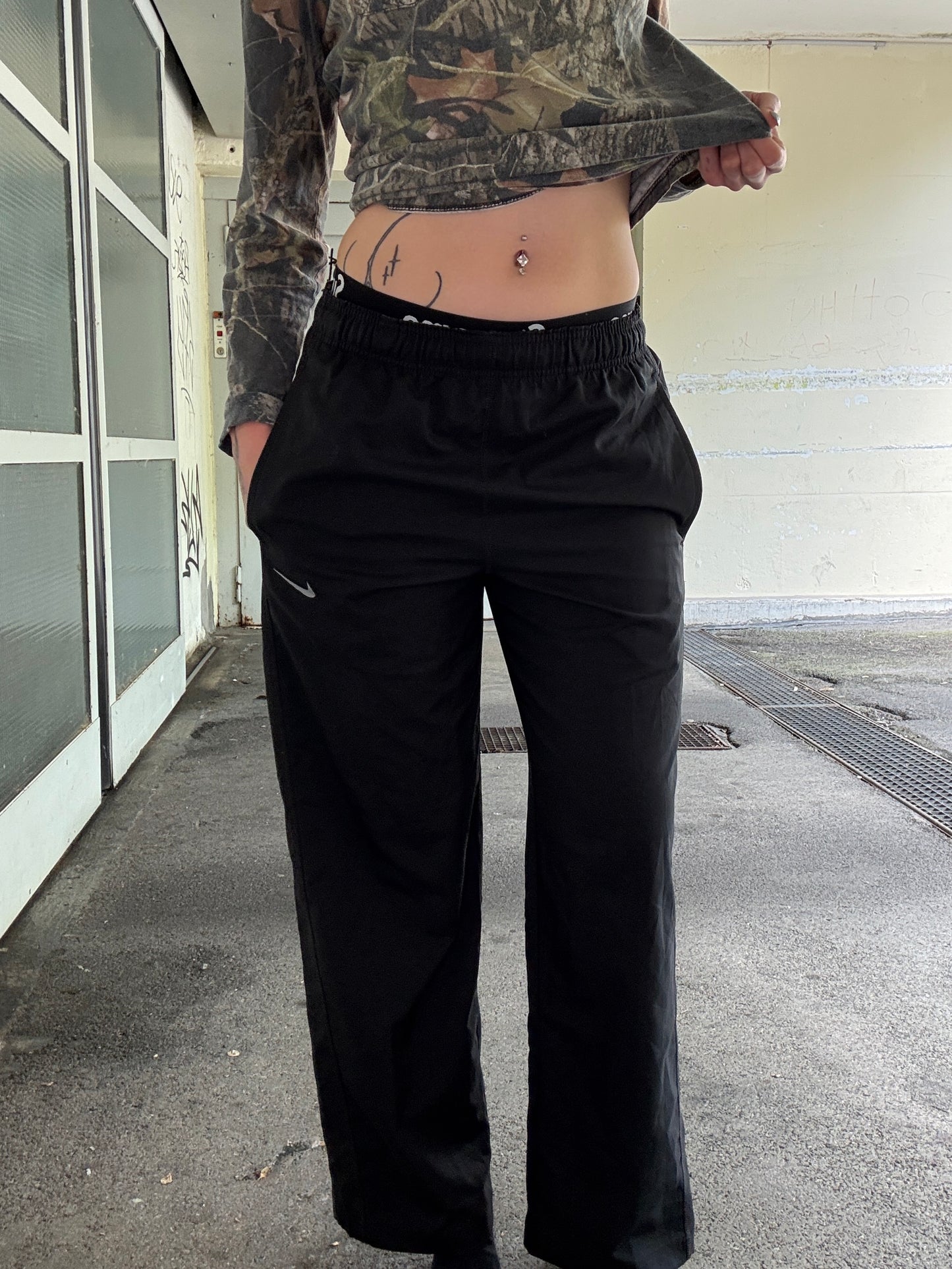 NIKE TRACK PANTS BLACK (M)