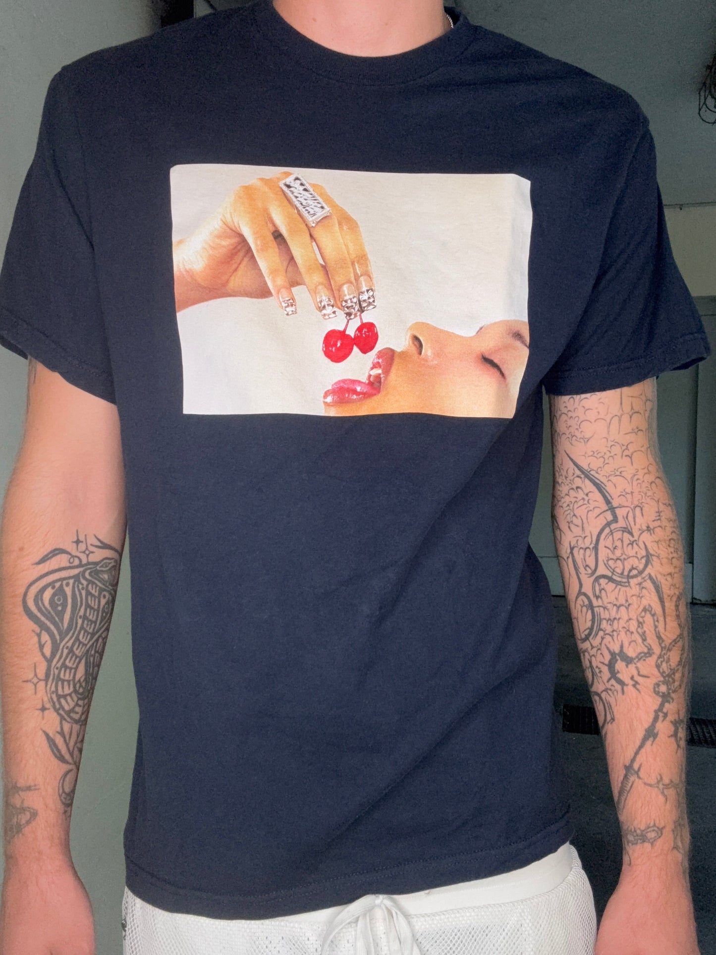 SUPREME CHERRY KISS TEE – BLACK (L)