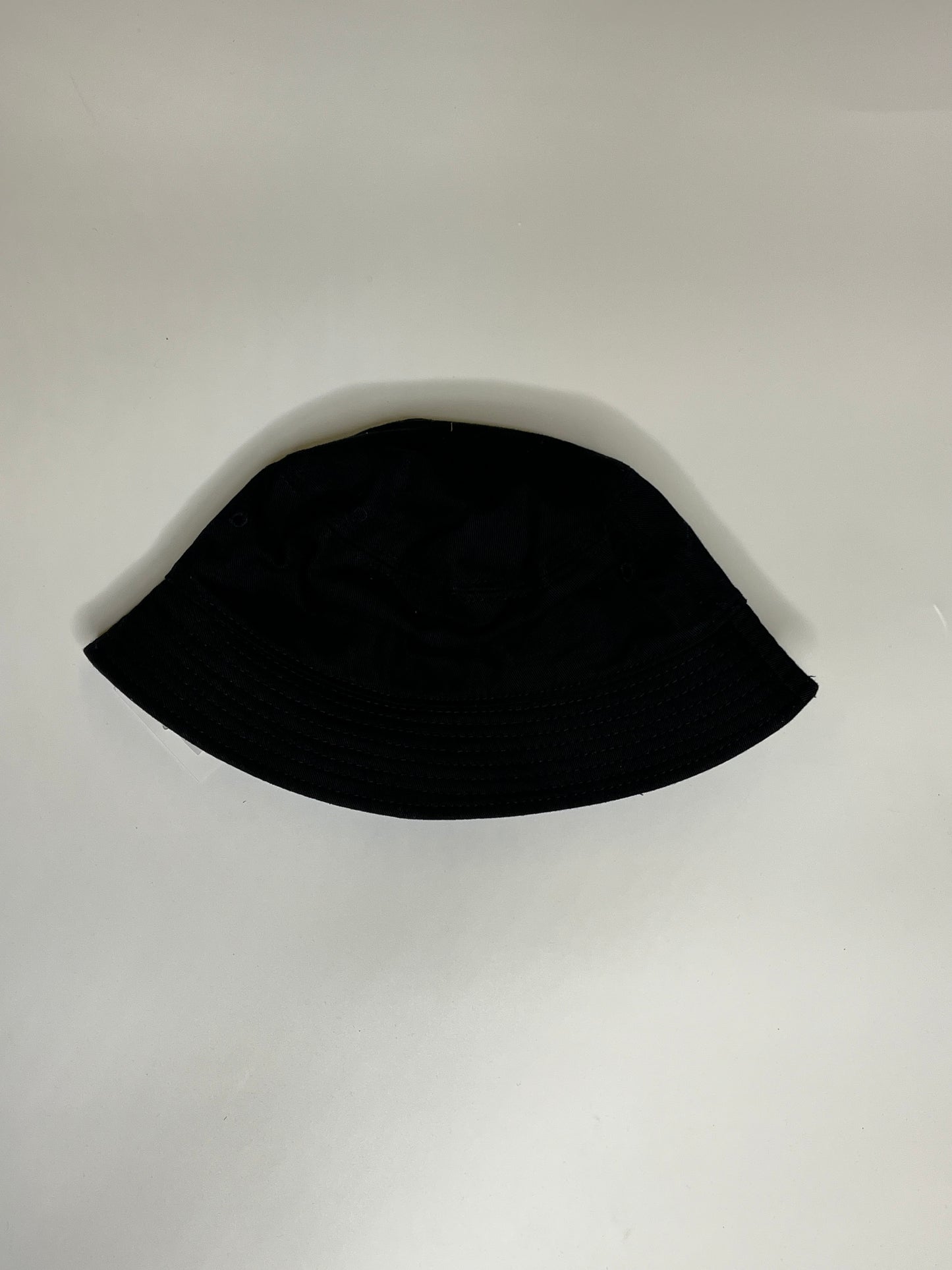 GUESS BUCKET HAT