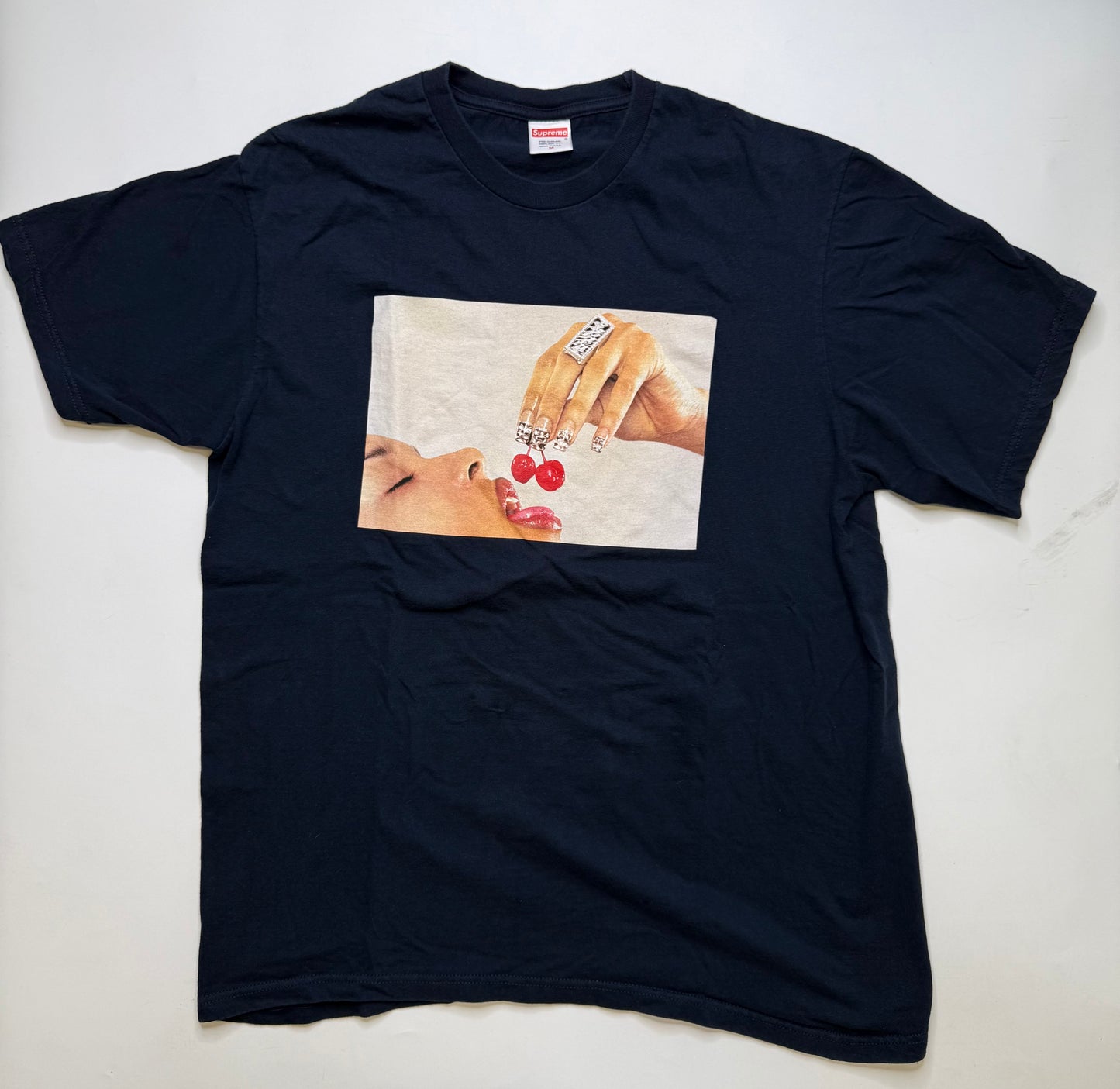 SUPREME CHERRY KISS TEE – BLACK (L)