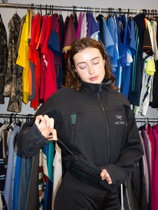 ARCTERYX JACKET (L)