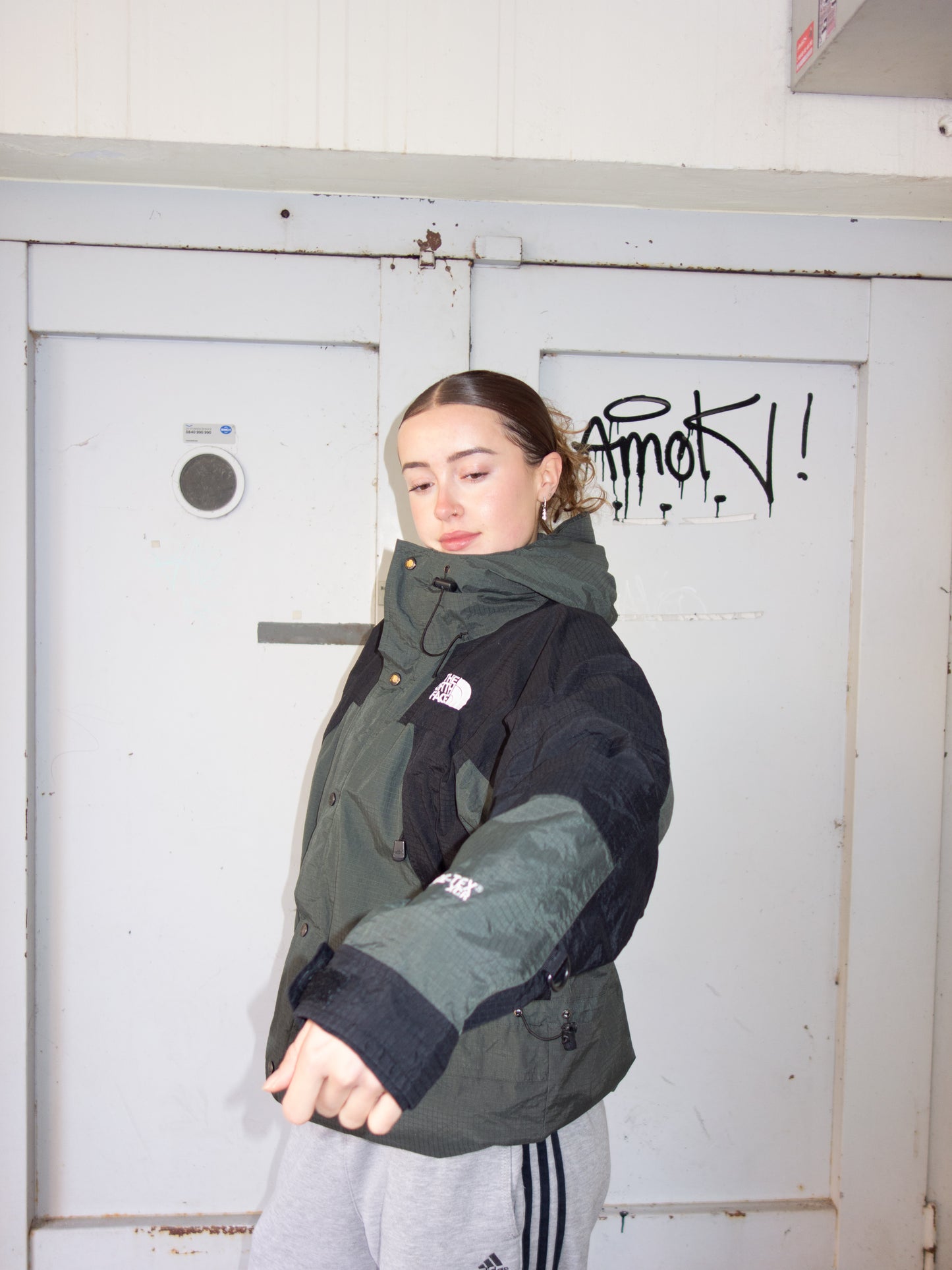 THE NORTH FACE RAIN JACKET (XL)