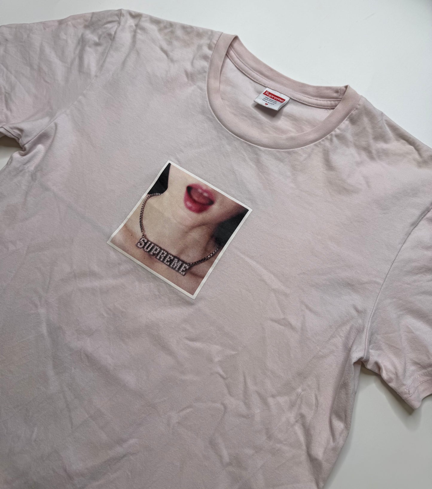 SUPREME PHOTO GRAPHIC TEE – DUSTY PINK (M)