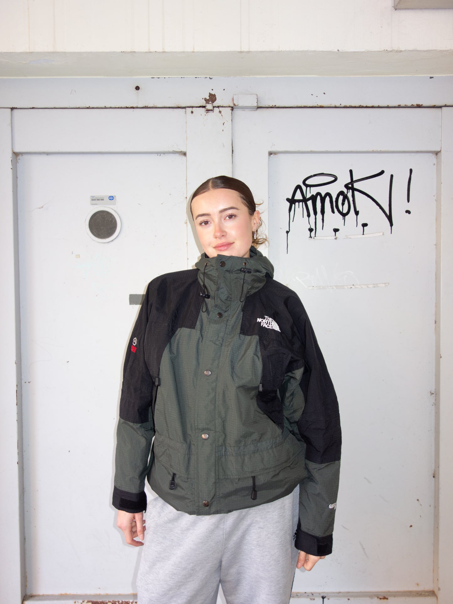 THE NORTH FACE RAIN JACKET (XL)