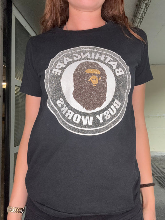 BAPE BUSY WORKS GLITTER CIRCLE LOGO TEE – BLACK (XS)