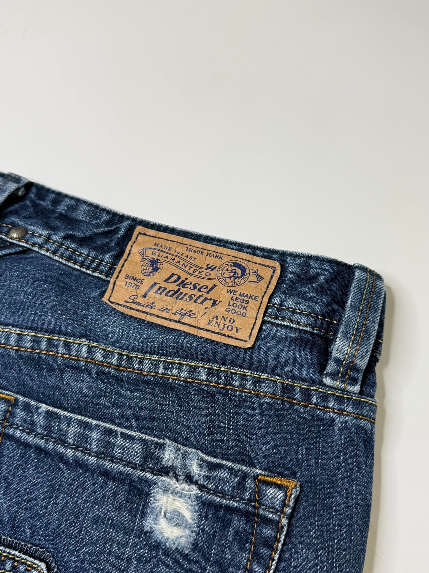 DIESEL DISTRESSED DENIM JEANS (W32)