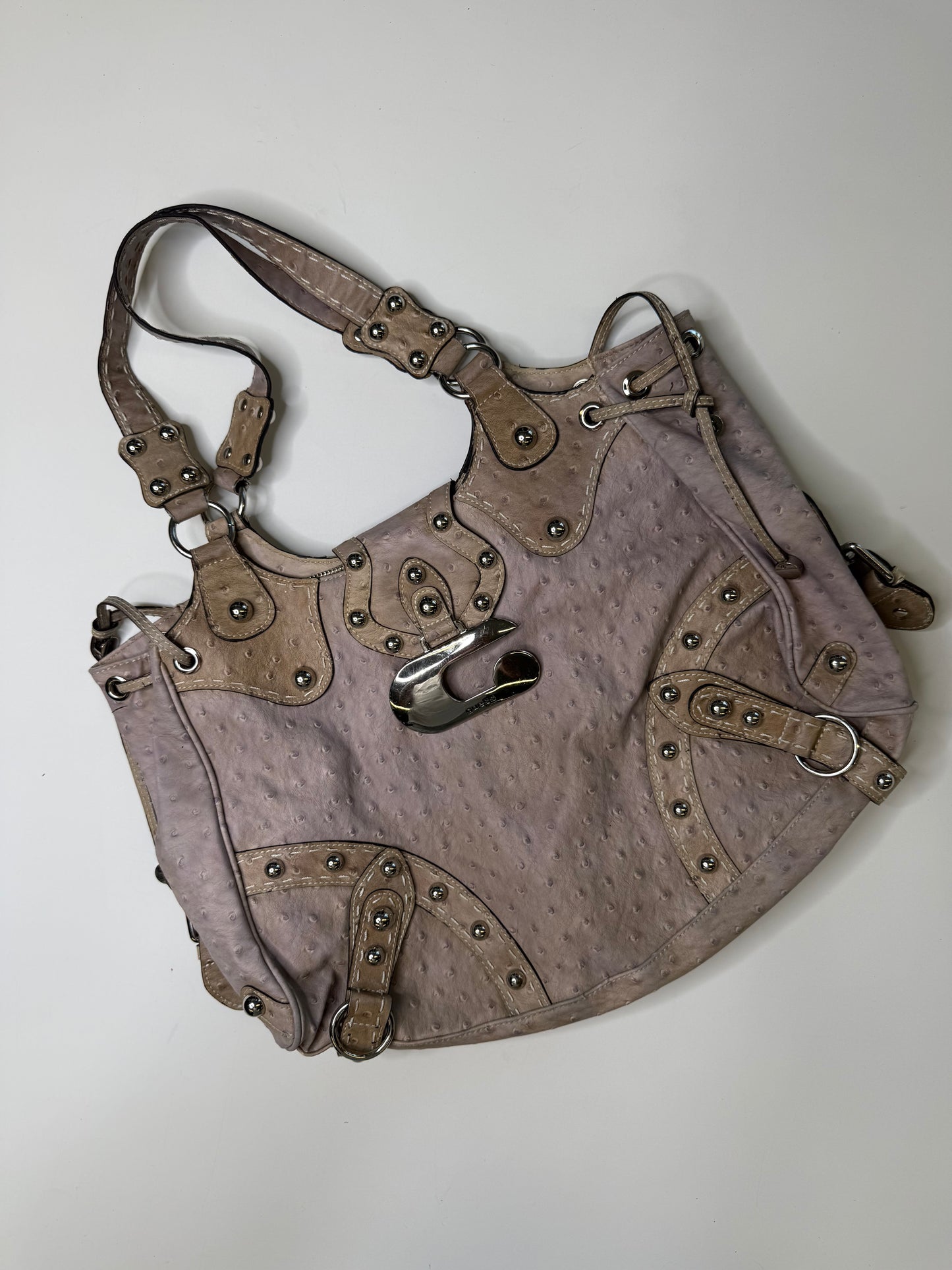 GUESS OSTRICH-EMBOSSED BAG (TAUPE)