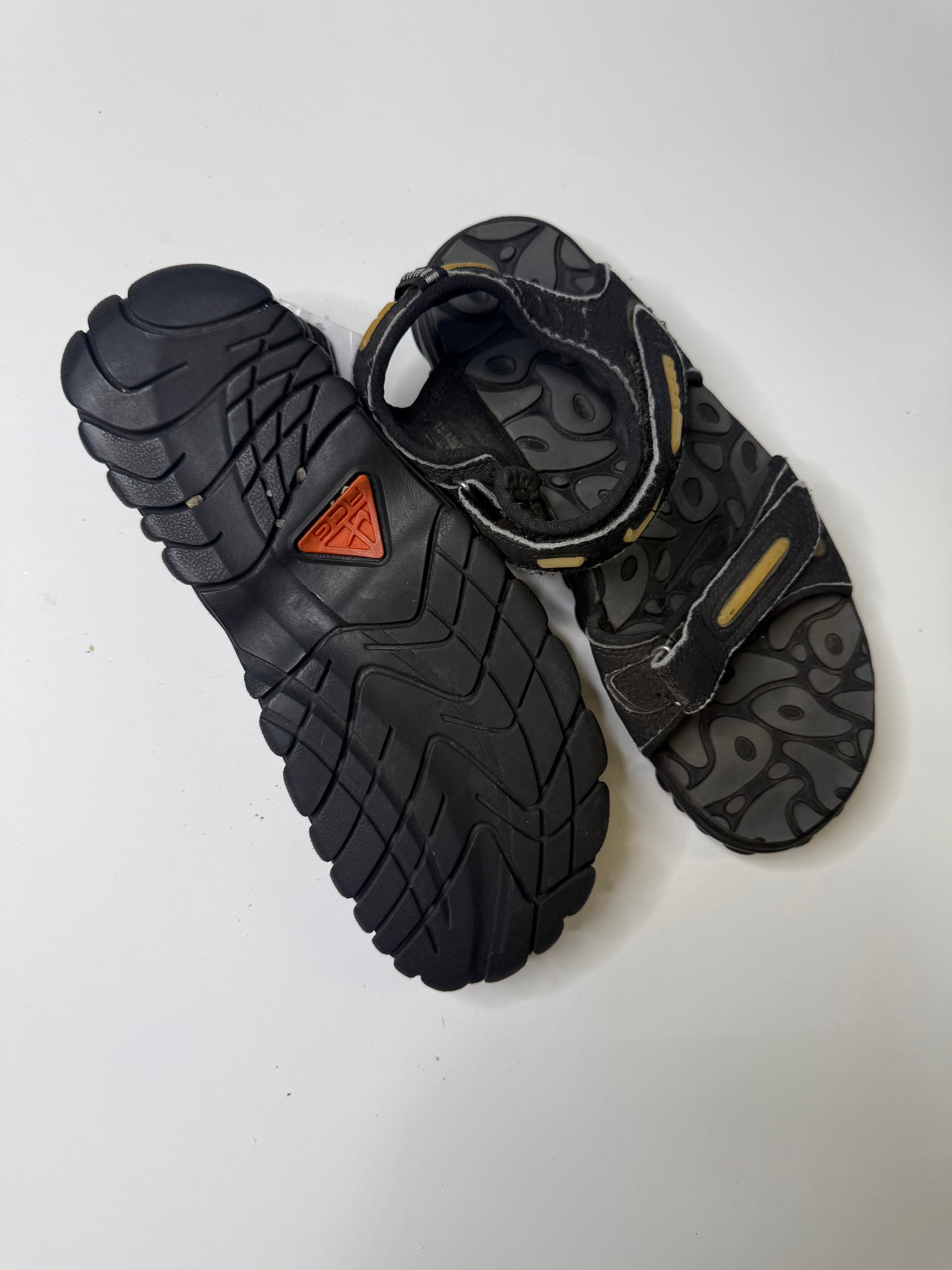 NIKE ACG VINTAGE Y2K GOLD TRIM TRAIL SANDALS